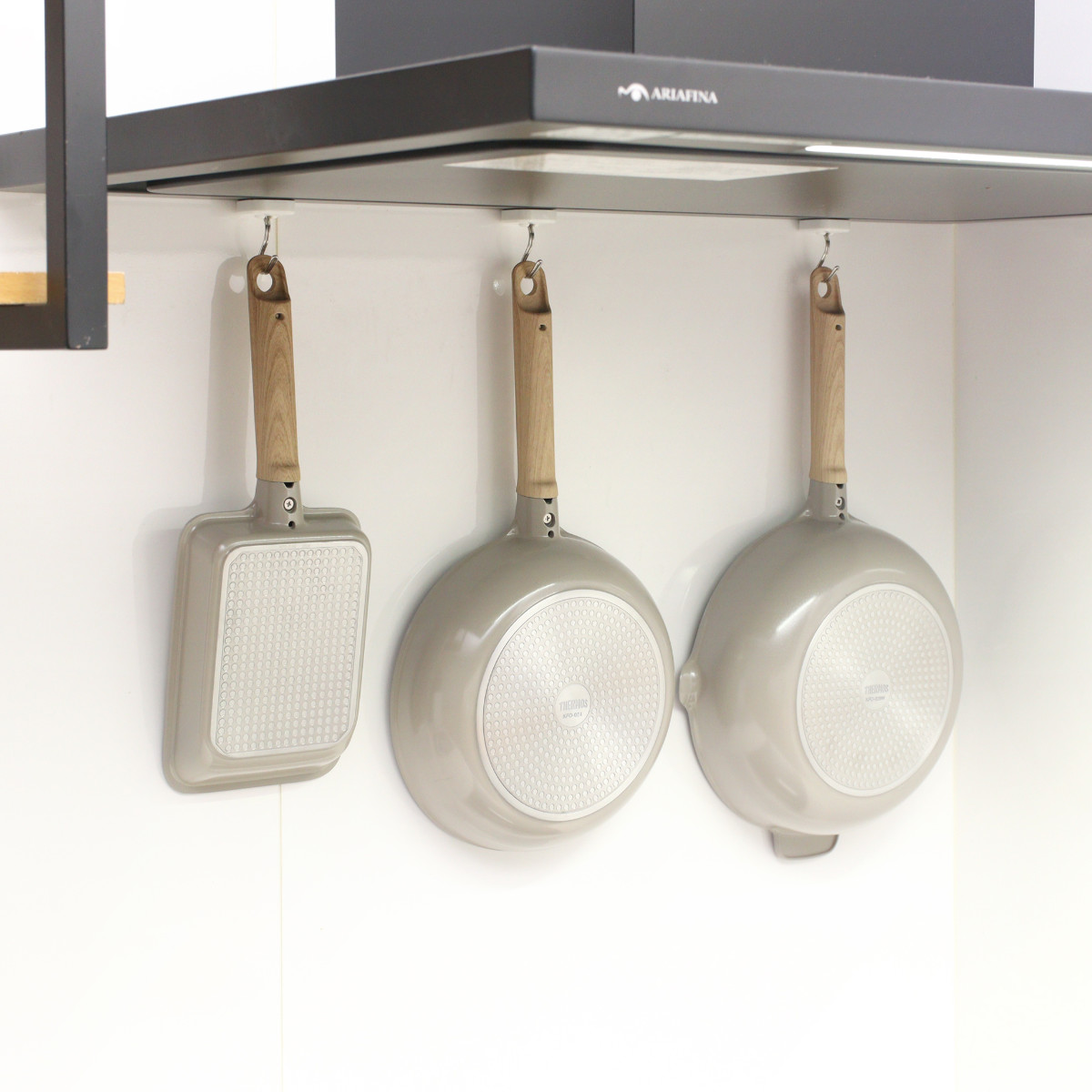 サーモス フライパン 24cm IH対応 セラプロテクト セラミック ( THERMOS ガス火対応 片手鍋 炒め鍋 セラミック加工 軽い 深型 軽量 丈夫 長持ち PFOA&PFOSフリー セラプロテクトコート グレージュ 木目調ハンドル )