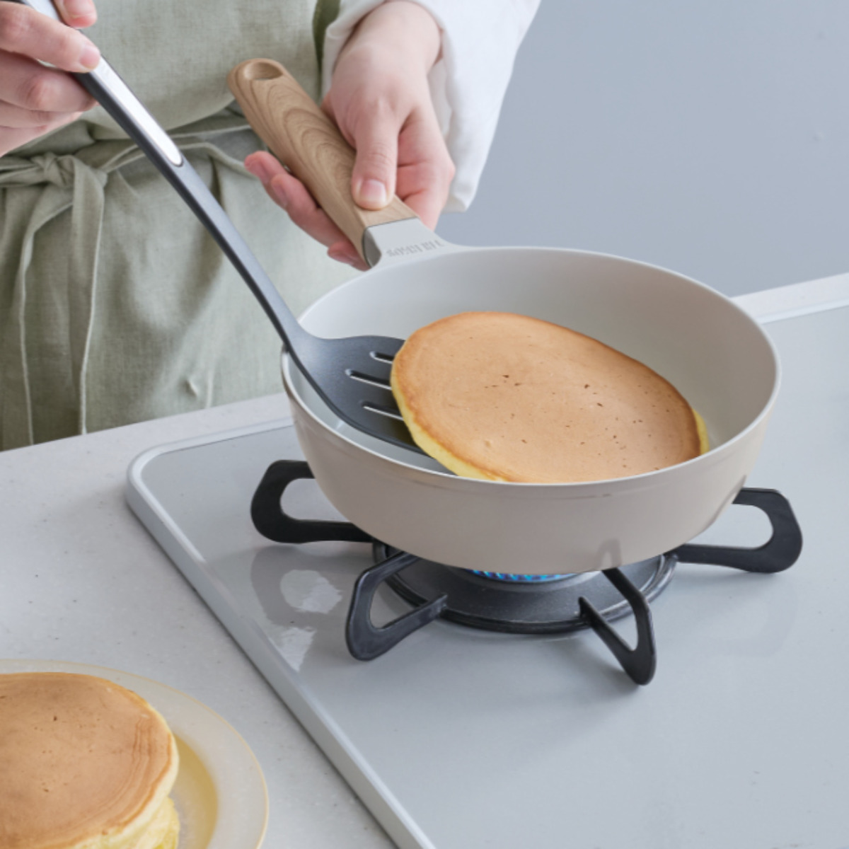 サーモス フライパン 24cm IH対応 セラプロテクト セラミック ( THERMOS ガス火対応 片手鍋 炒め鍋 セラミック加工 軽い 深型 軽量 丈夫 長持ち PFOA&PFOSフリー セラプロテクトコート グレージュ 木目調ハンドル )