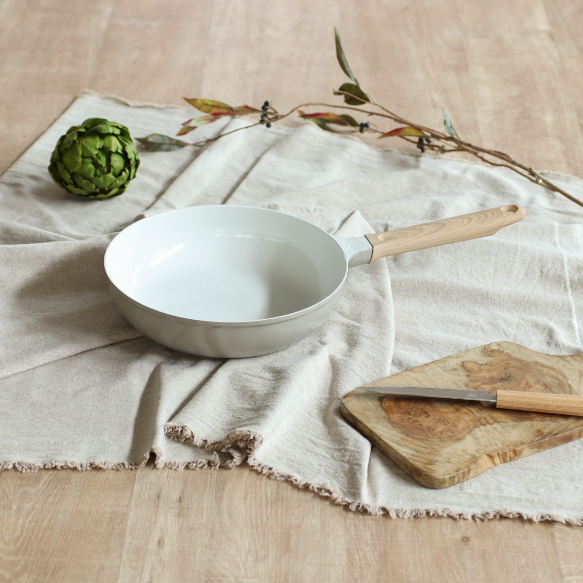 サーモス フライパン 24cm IH対応 セラプロテクト セラミック ( THERMOS ガス火対応 片手鍋 炒め鍋 セラミック加工 軽い 深型 軽量 丈夫 長持ち PFOA&PFOSフリー セラプロテクトコート グレージュ 木目調ハンドル )