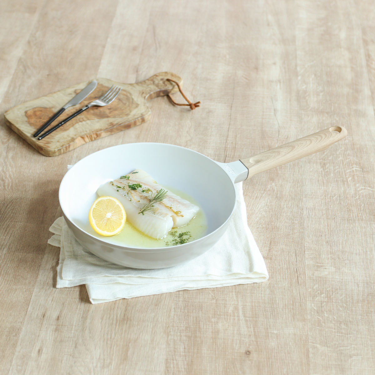 サーモス フライパン 24cm IH対応 セラプロテクト セラミック ( THERMOS ガス火対応 片手鍋 炒め鍋 セラミック加工 軽い 深型 軽量 丈夫 長持ち PFOA&PFOSフリー セラプロテクトコート グレージュ 木目調ハンドル )