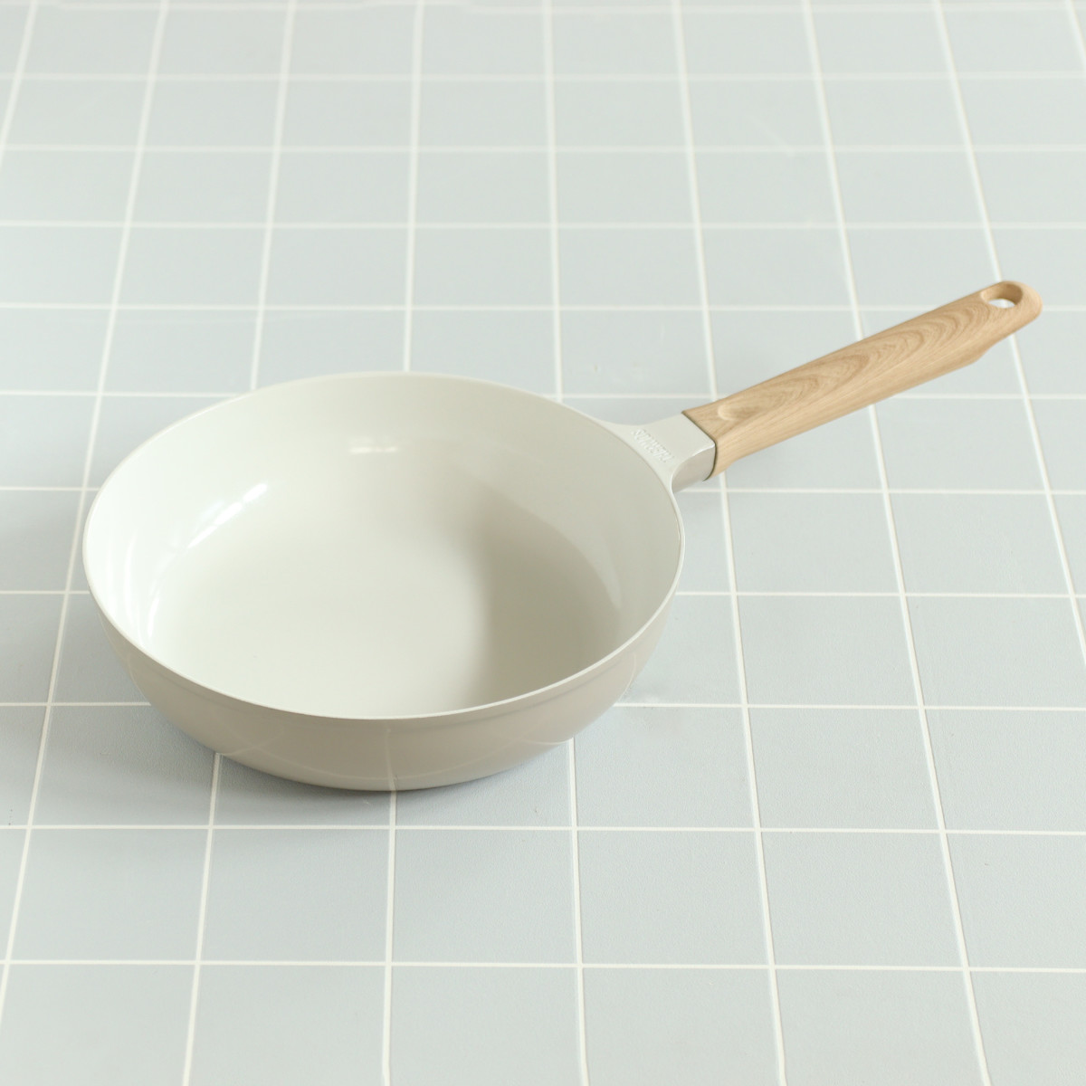 サーモス フライパン 24cm IH対応 セラプロテクト セラミック ( THERMOS ガス火対応 片手鍋 炒め鍋 セラミック加工 軽い 深型 軽量 丈夫 長持ち PFOA&PFOSフリー セラプロテクトコート グレージュ 木目調ハンドル )