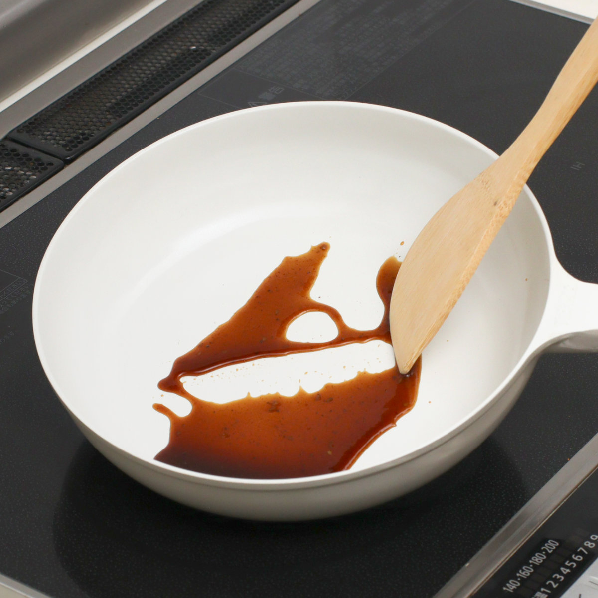 サーモス フライパン 24cm IH対応 セラプロテクト セラミック ( THERMOS ガス火対応 片手鍋 炒め鍋 セラミック加工 軽い 深型 軽量 丈夫 長持ち PFOA&PFOSフリー セラプロテクトコート グレージュ 木目調ハンドル )