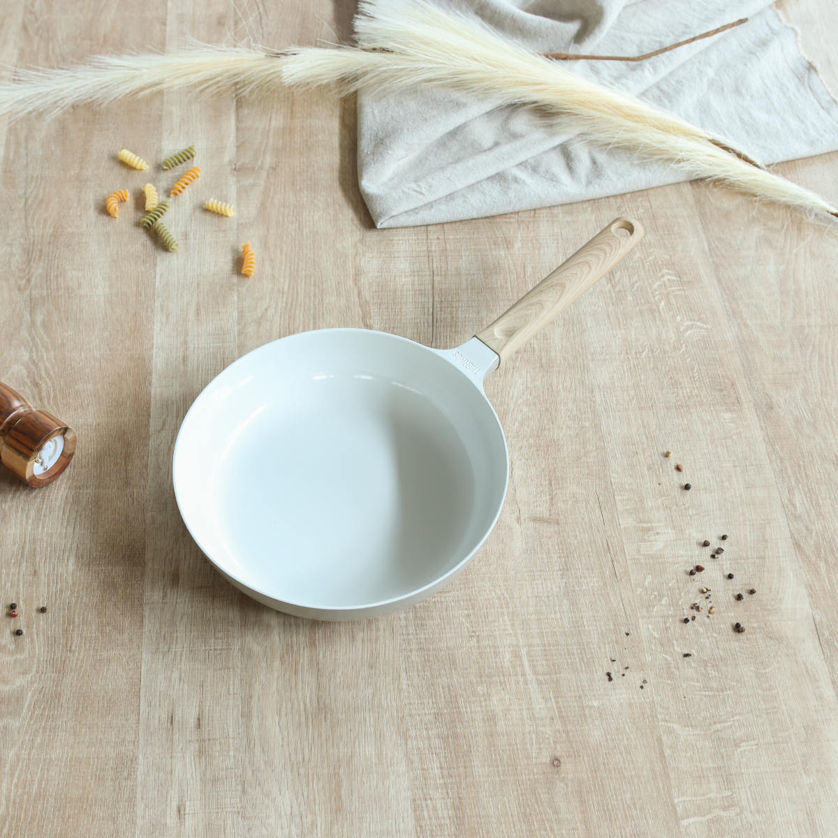 サーモス フライパン 24cm IH対応 セラプロテクト セラミック ( THERMOS ガス火対応 片手鍋 炒め鍋 セラミック加工 軽い 深型 軽量 丈夫 長持ち PFOA&PFOSフリー セラプロテクトコート グレージュ 木目調ハンドル )