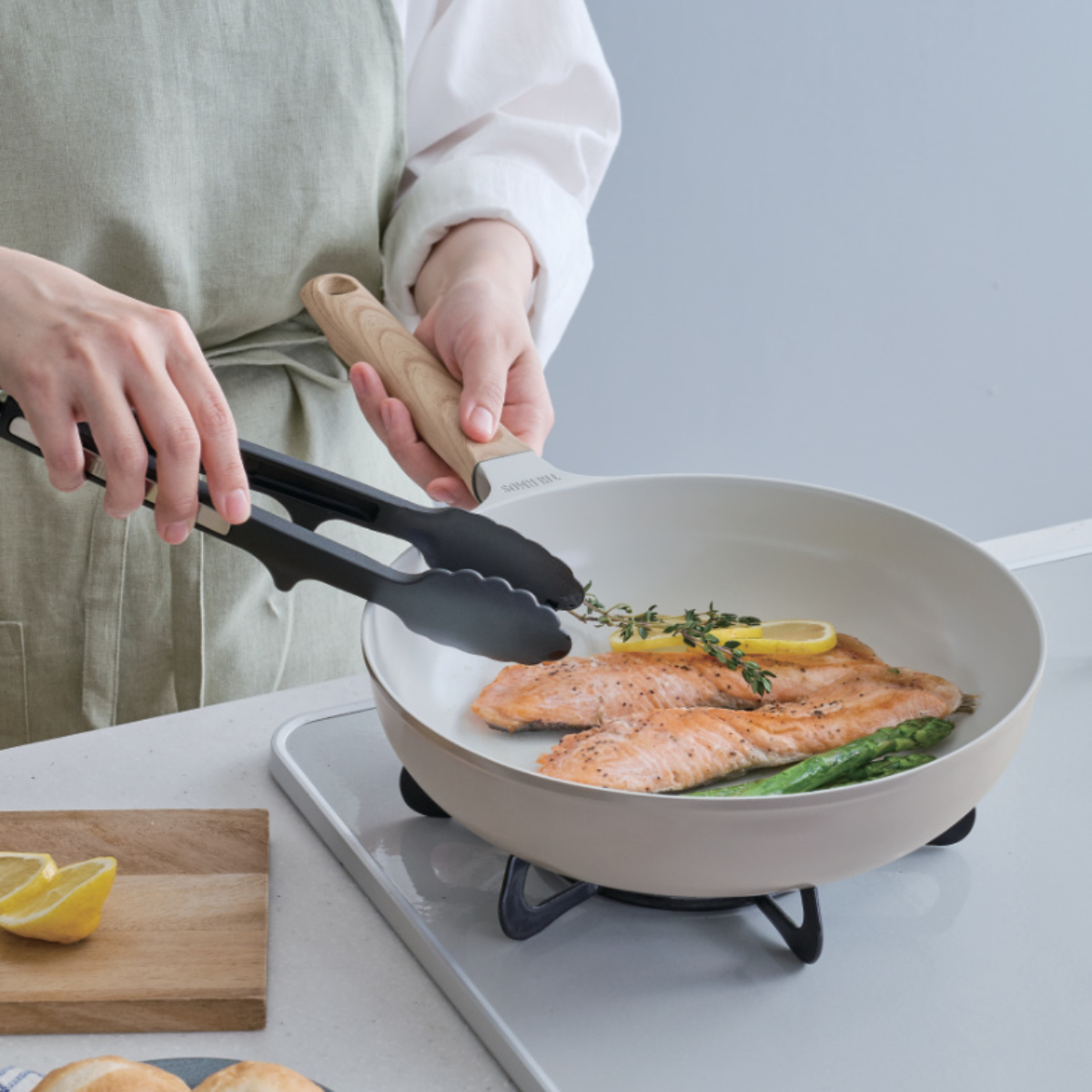 サーモス フライパン 26cm IH対応 セラプロテクト セラミック ( THERMOS ガス火対応 片手鍋 炒め鍋 セラミック加工 軽い 深型 軽量 丈夫 長持ち PFOA&PFOSフリー セラプロテクトコート グレージュ 木目調ハンドル )