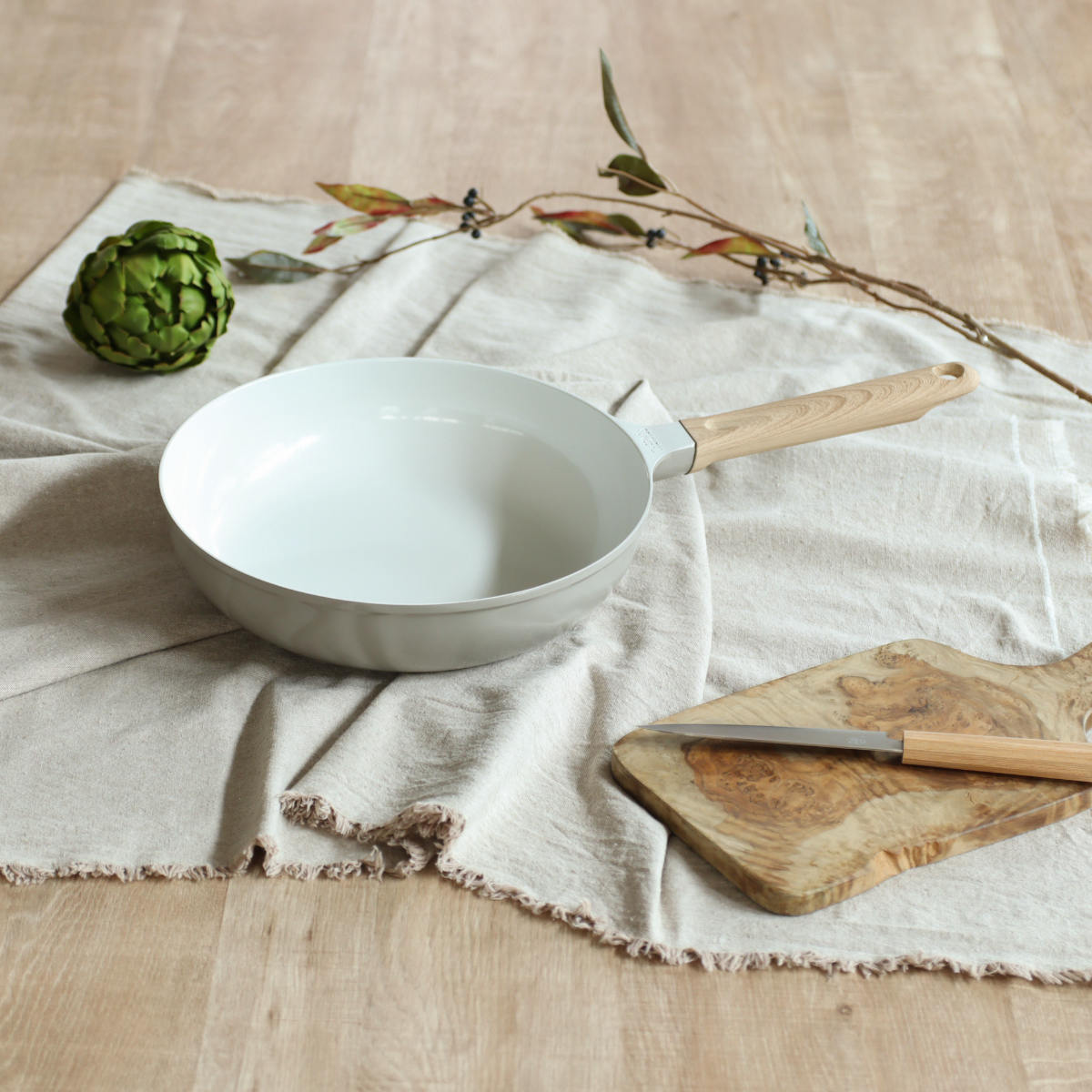 サーモス フライパン 26cm IH対応 セラプロテクト セラミック ( THERMOS ガス火対応 片手鍋 炒め鍋 セラミック加工 軽い 深型 軽量 丈夫 長持ち PFOA&PFOSフリー セラプロテクトコート グレージュ 木目調ハンドル )