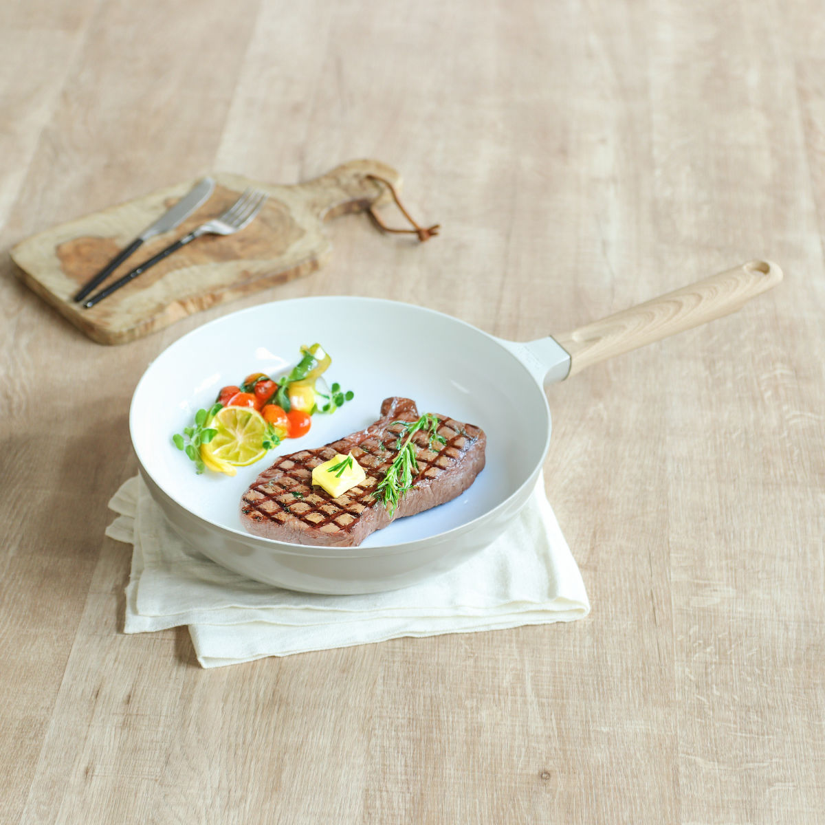 サーモス フライパン 26cm IH対応 セラプロテクト セラミック ( THERMOS ガス火対応 片手鍋 炒め鍋 セラミック加工 軽い 深型 軽量 丈夫 長持ち PFOA&PFOSフリー セラプロテクトコート グレージュ 木目調ハンドル )