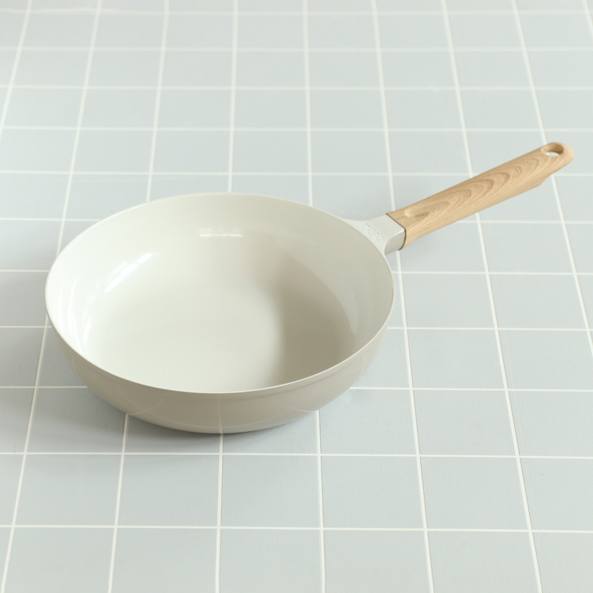 サーモス フライパン 26cm IH対応 セラプロテクト セラミック ( THERMOS ガス火対応 片手鍋 炒め鍋 セラミック加工 軽い 深型 軽量 丈夫 長持ち PFOA&PFOSフリー セラプロテクトコート グレージュ 木目調ハンドル )