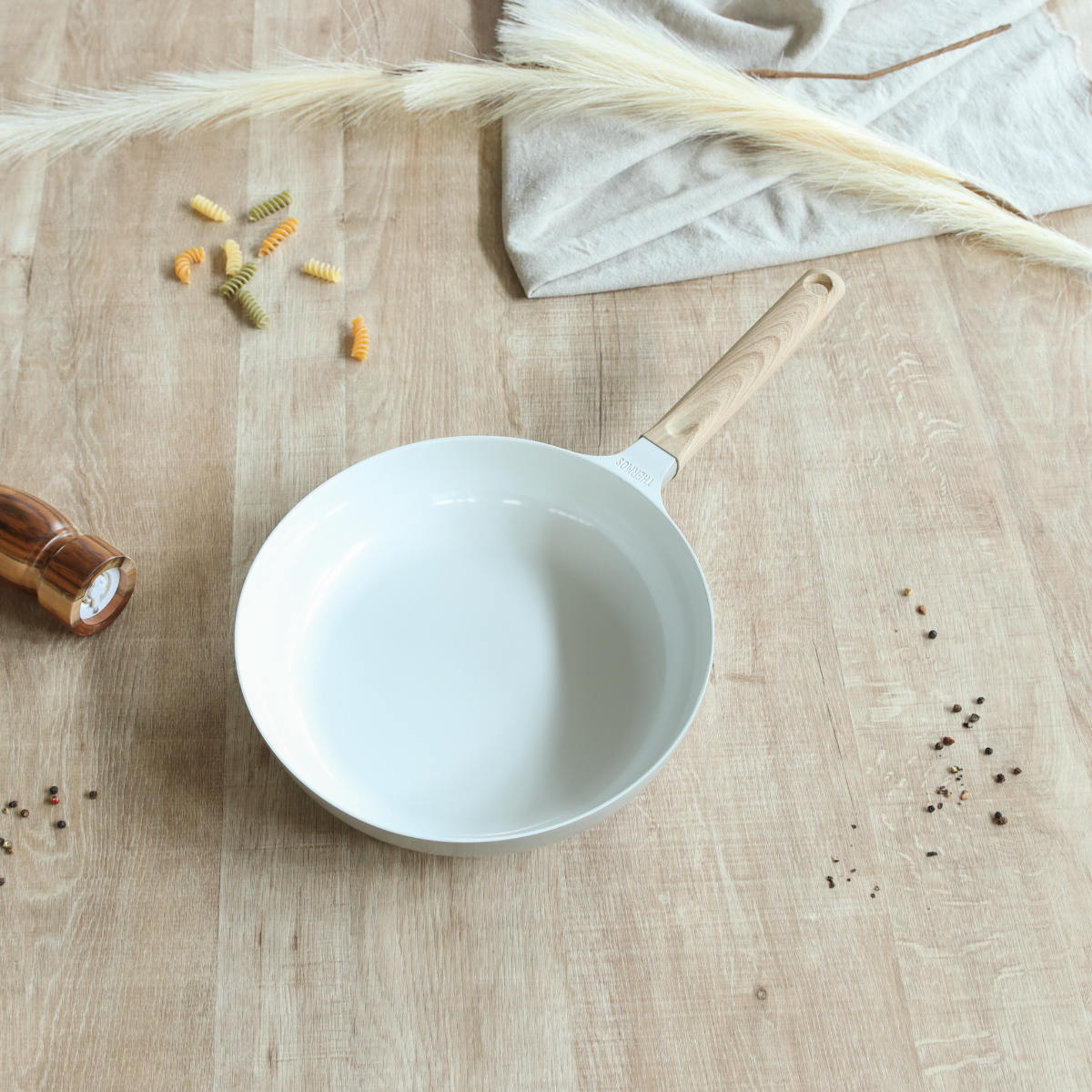 サーモス フライパン 26cm IH対応 セラプロテクト セラミック ( THERMOS ガス火対応 片手鍋 炒め鍋 セラミック加工 軽い 深型 軽量 丈夫 長持ち PFOA&PFOSフリー セラプロテクトコート グレージュ 木目調ハンドル )