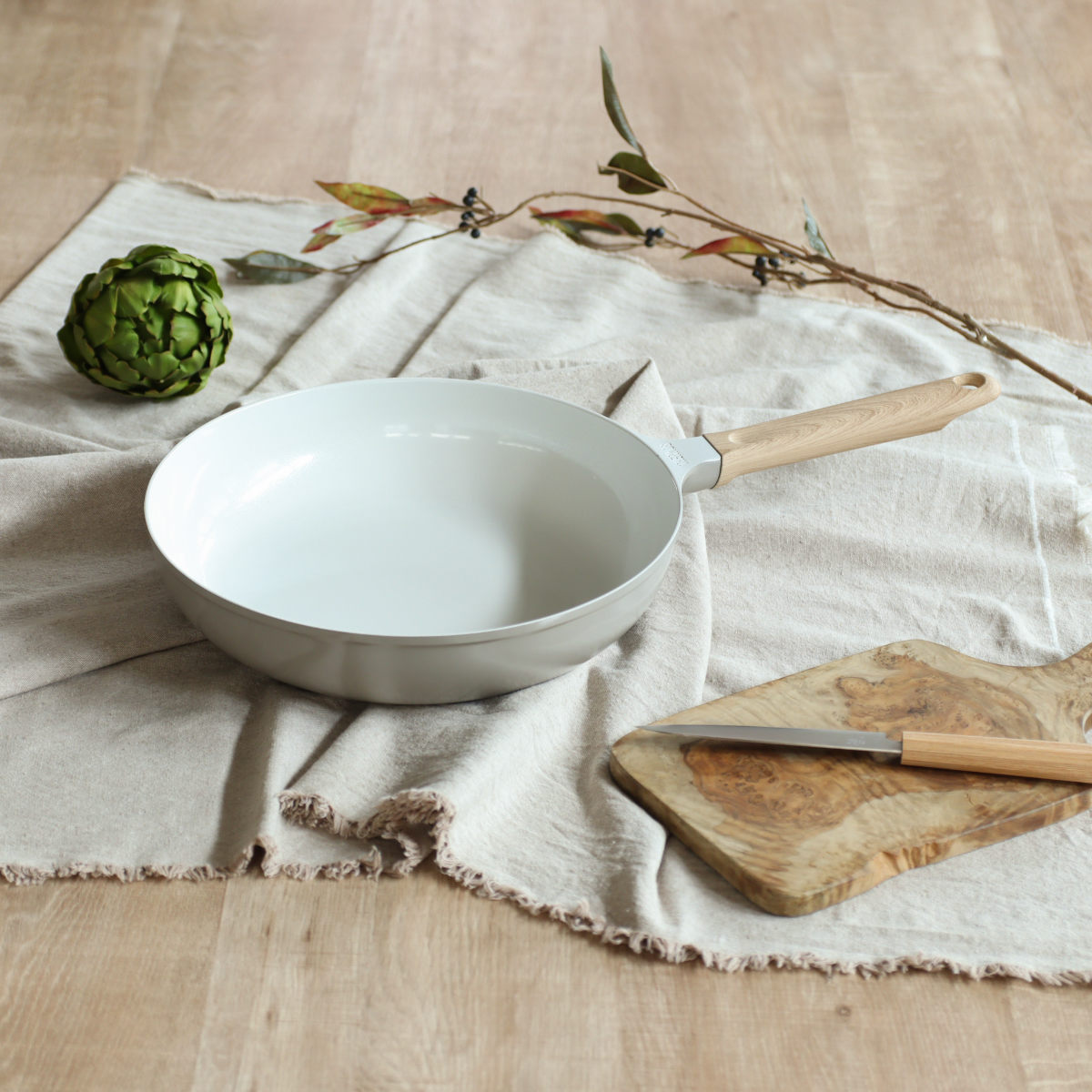 サーモス フライパン 28cm IH対応 セラプロテクト セラミック ( THERMOS ガス火対応 片手鍋 炒め鍋 セラミック加工 軽い 深型 軽量 丈夫 長持ち PFOA&PFOSフリー セラプロテクトコート グレージュ 木目調ハンドル 大きい )