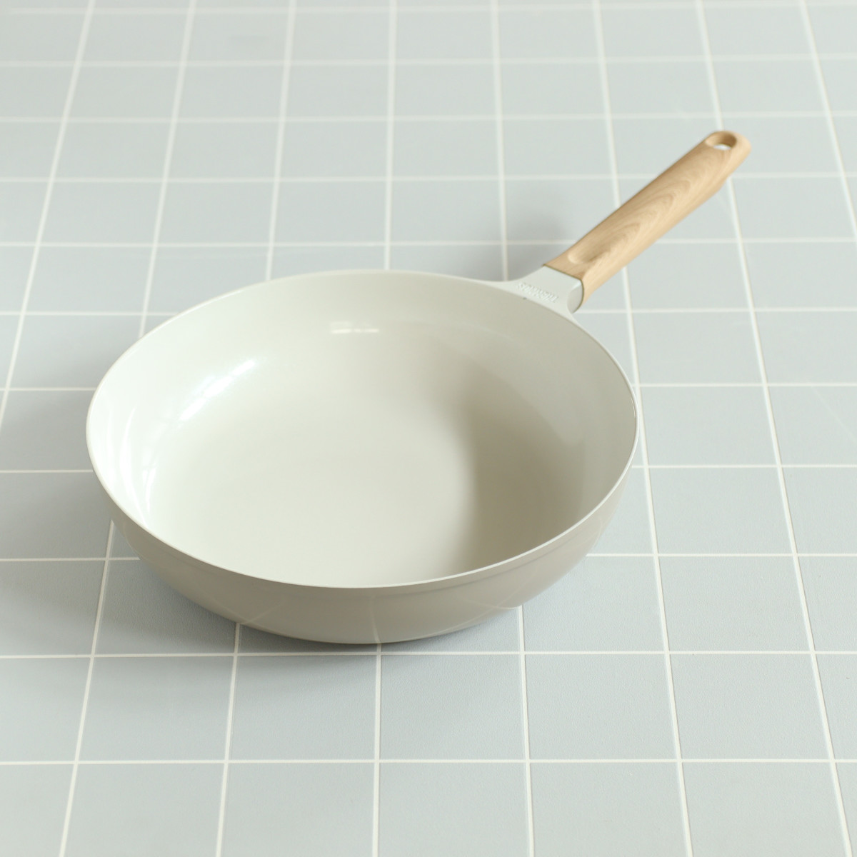 サーモス フライパン 28cm IH対応 セラプロテクト セラミック ( THERMOS ガス火対応 片手鍋 炒め鍋 セラミック加工 軽い 深型 軽量 丈夫 長持ち PFOA&PFOSフリー セラプロテクトコート グレージュ 木目調ハンドル 大きい )