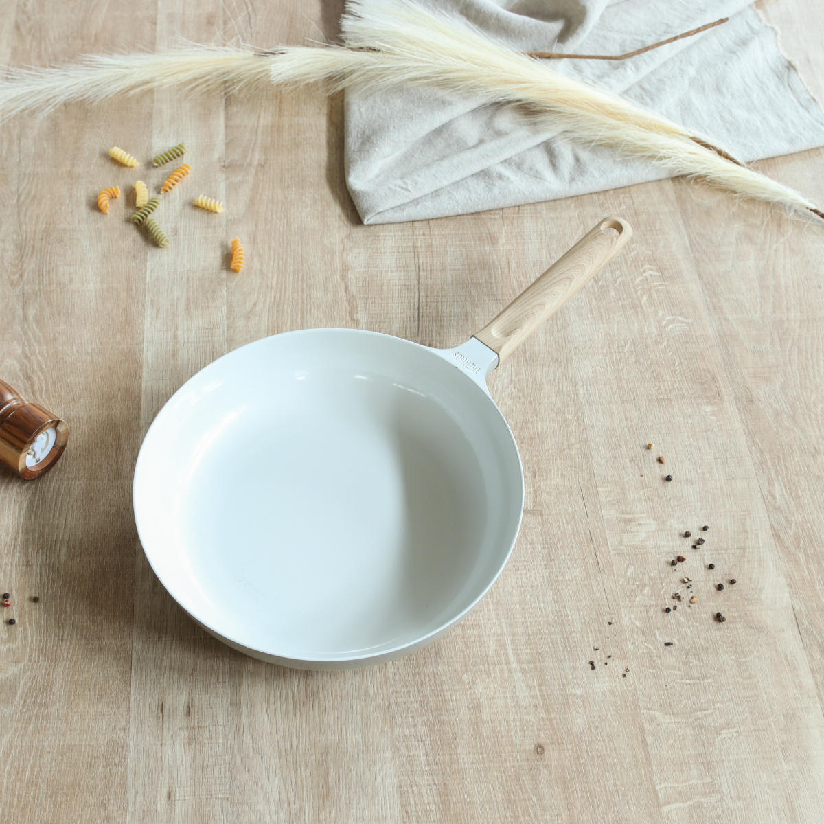 サーモス フライパン 28cm IH対応 セラプロテクト セラミック ( THERMOS ガス火対応 片手鍋 炒め鍋 セラミック加工 軽い 深型 軽量 丈夫 長持ち PFOA&PFOSフリー セラプロテクトコート グレージュ 木目調ハンドル 大きい )