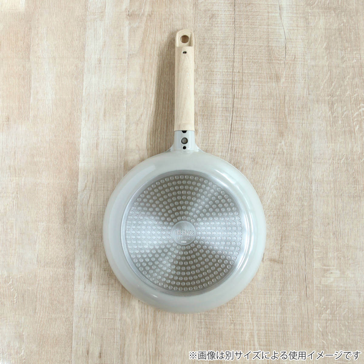 サーモス フライパン 28cm IH対応 セラプロテクト セラミック ( THERMOS ガス火対応 片手鍋 炒め鍋 セラミック加工 軽い 深型 軽量 丈夫 長持ち PFOA&PFOSフリー セラプロテクトコート グレージュ 木目調ハンドル 大きい )