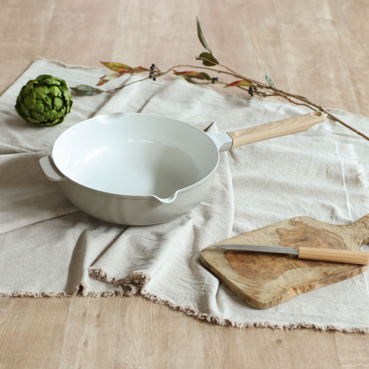 サーモス フライパン 26cm 深型 IH対応セラプロテクト セラミック マルチパン ( THERMOS ガス火対応 片手鍋 炒め鍋 セラミック加工 軽い 軽量 丈夫 長持ち PFOA&PFOSフリー セラプロテクトコート グレージュ 木目調ハンドル )