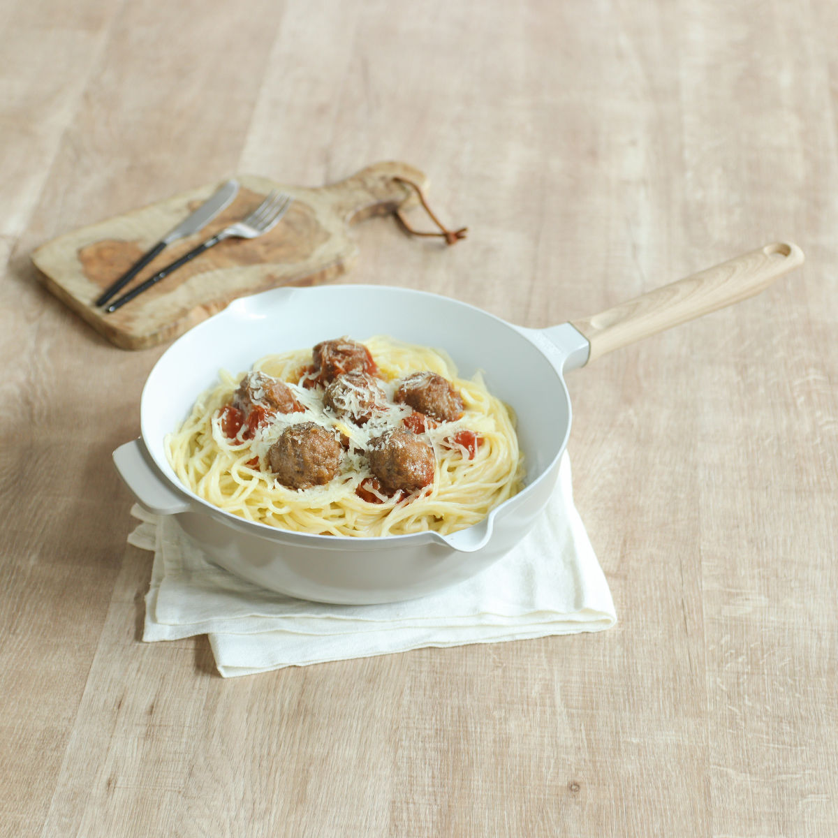 サーモス フライパン 26cm 深型 IH対応セラプロテクト セラミック マルチパン ( THERMOS ガス火対応 片手鍋 炒め鍋 セラミック加工 軽い 軽量 丈夫 長持ち PFOA&PFOSフリー セラプロテクトコート グレージュ 木目調ハンドル )