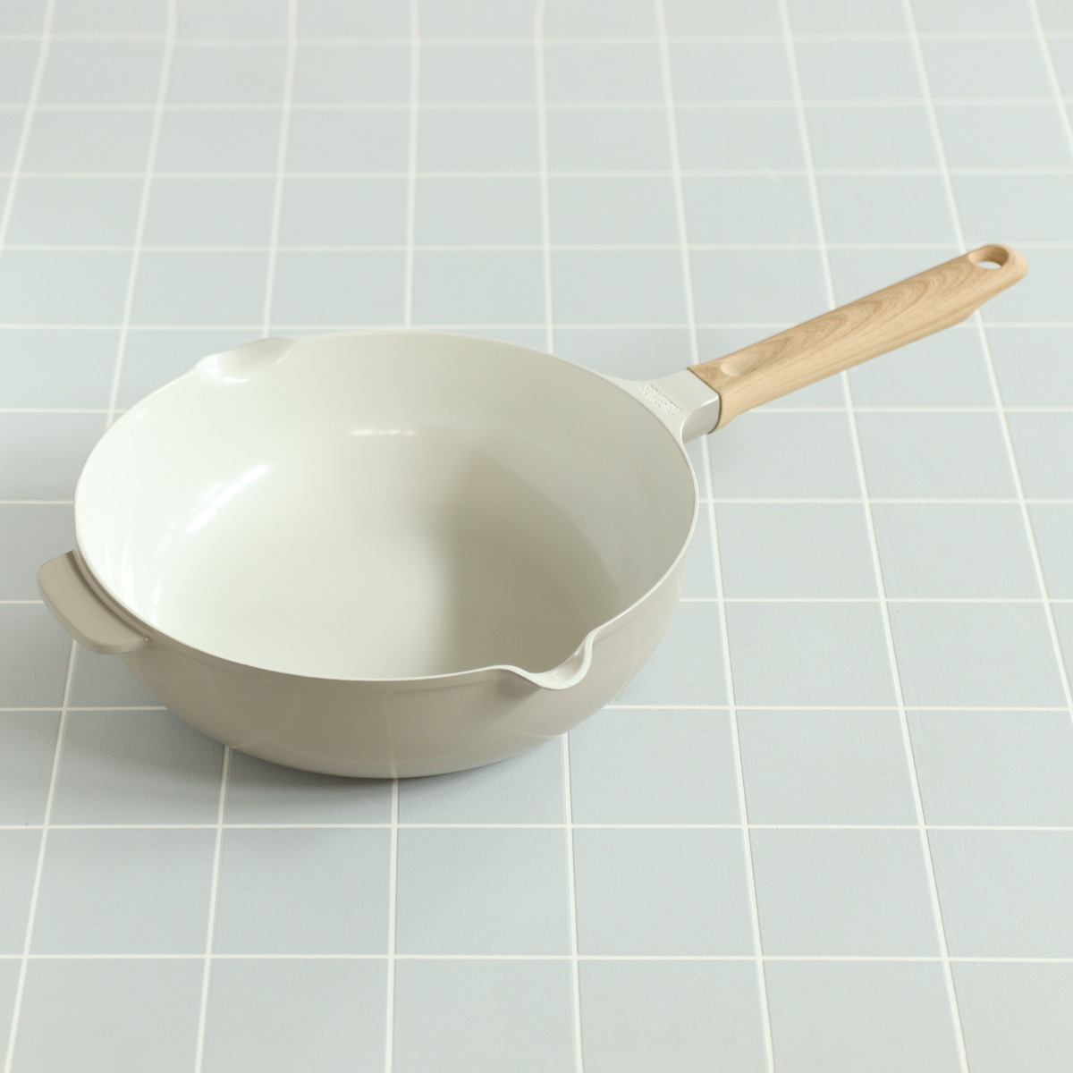 サーモス フライパン 26cm 深型 IH対応セラプロテクト セラミック マルチパン ( THERMOS ガス火対応 片手鍋 炒め鍋 セラミック加工 軽い 軽量 丈夫 長持ち PFOA&PFOSフリー セラプロテクトコート グレージュ 木目調ハンドル )