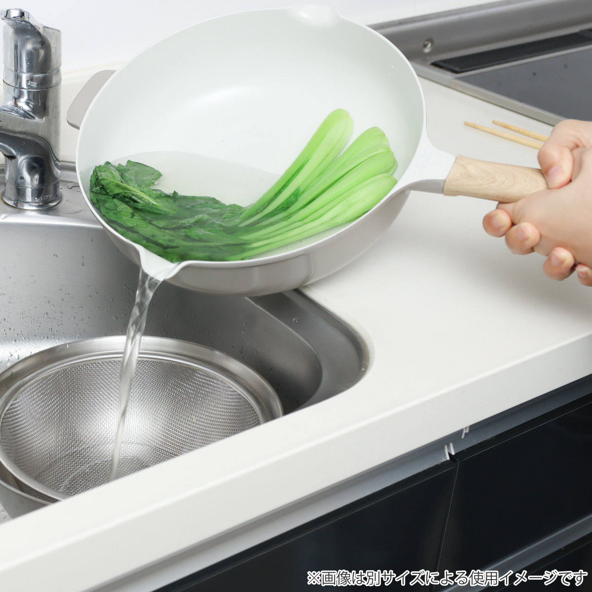 サーモス フライパン 26cm 深型 IH対応セラプロテクト セラミック マルチパン ( THERMOS ガス火対応 片手鍋 炒め鍋 セラミック加工 軽い 軽量 丈夫 長持ち PFOA&PFOSフリー セラプロテクトコート グレージュ 木目調ハンドル )