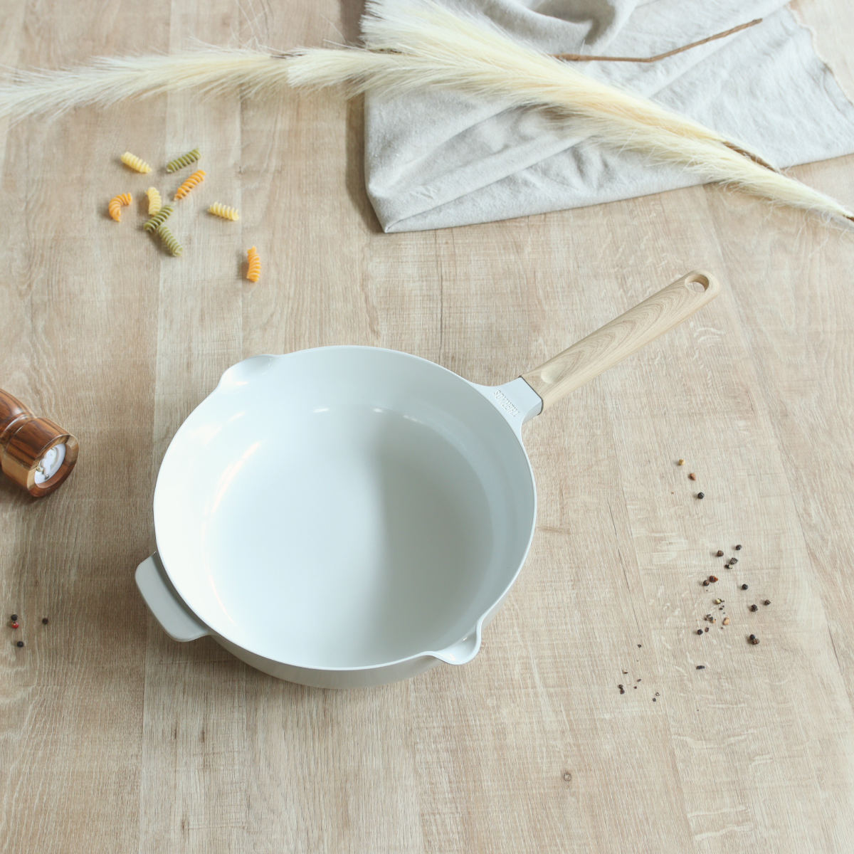 サーモス フライパン 26cm 深型 IH対応セラプロテクト セラミック マルチパン ( THERMOS ガス火対応 片手鍋 炒め鍋 セラミック加工 軽い 軽量 丈夫 長持ち PFOA&PFOSフリー セラプロテクトコート グレージュ 木目調ハンドル )