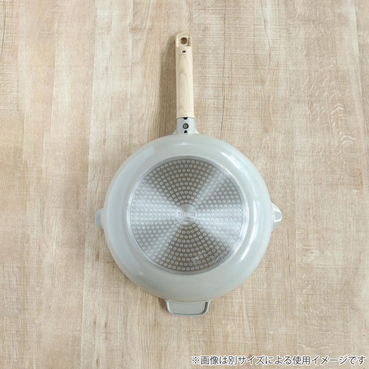 サーモス フライパン 26cm 深型 IH対応セラプロテクト セラミック マルチパン ( THERMOS ガス火対応 片手鍋 炒め鍋 セラミック加工 軽い 軽量 丈夫 長持ち PFOA&PFOSフリー セラプロテクトコート グレージュ 木目調ハンドル )