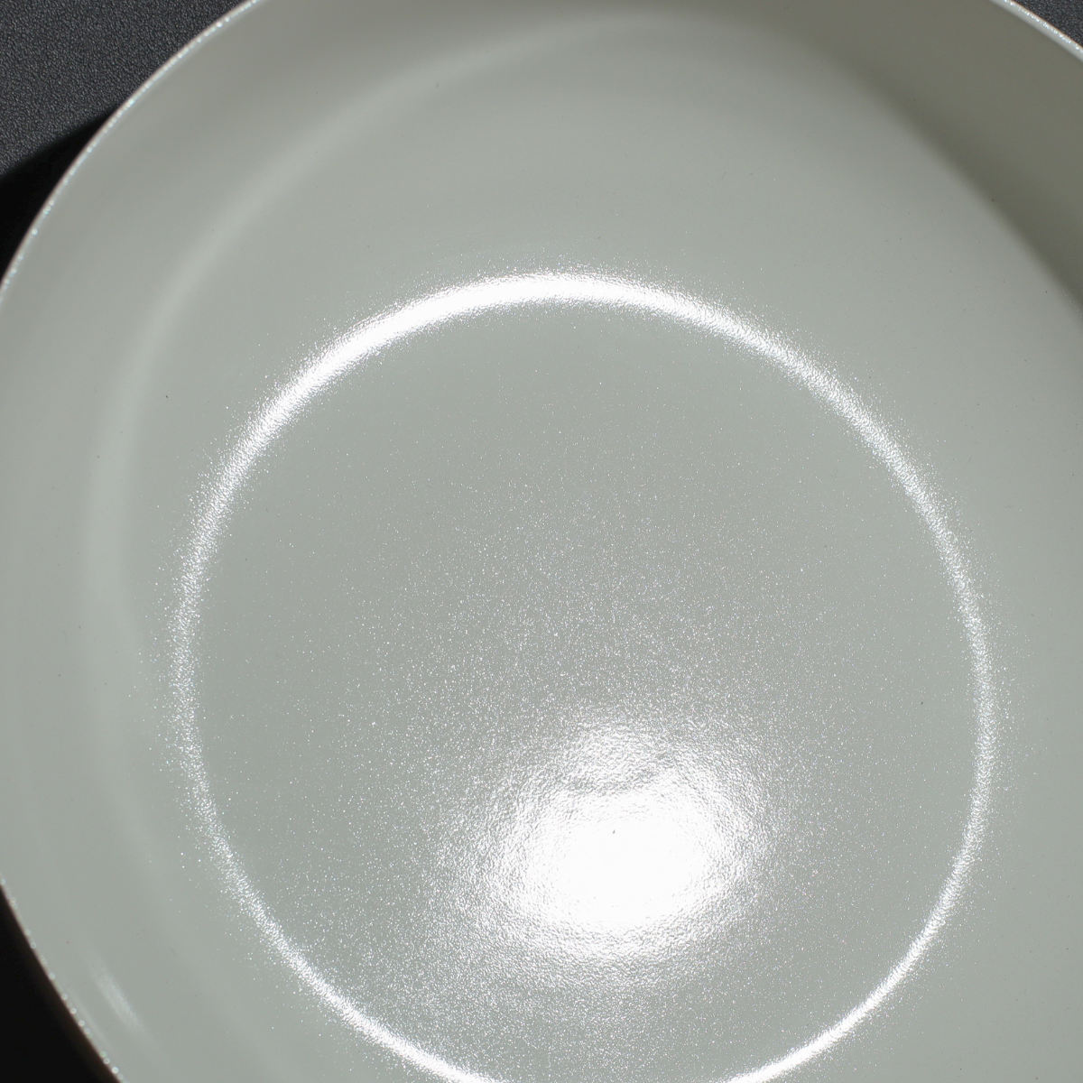 サーモス フライパン 28cm 深型 IH対応セラプロテクト セラミック マルチパン ( THERMOS ガス火対応 片手鍋 炒め鍋 セラミック加工 軽い 軽量 丈夫 長持ち PFOA&PFOSフリー セラプロテクトコート グレージュ 木目調ハンドル )