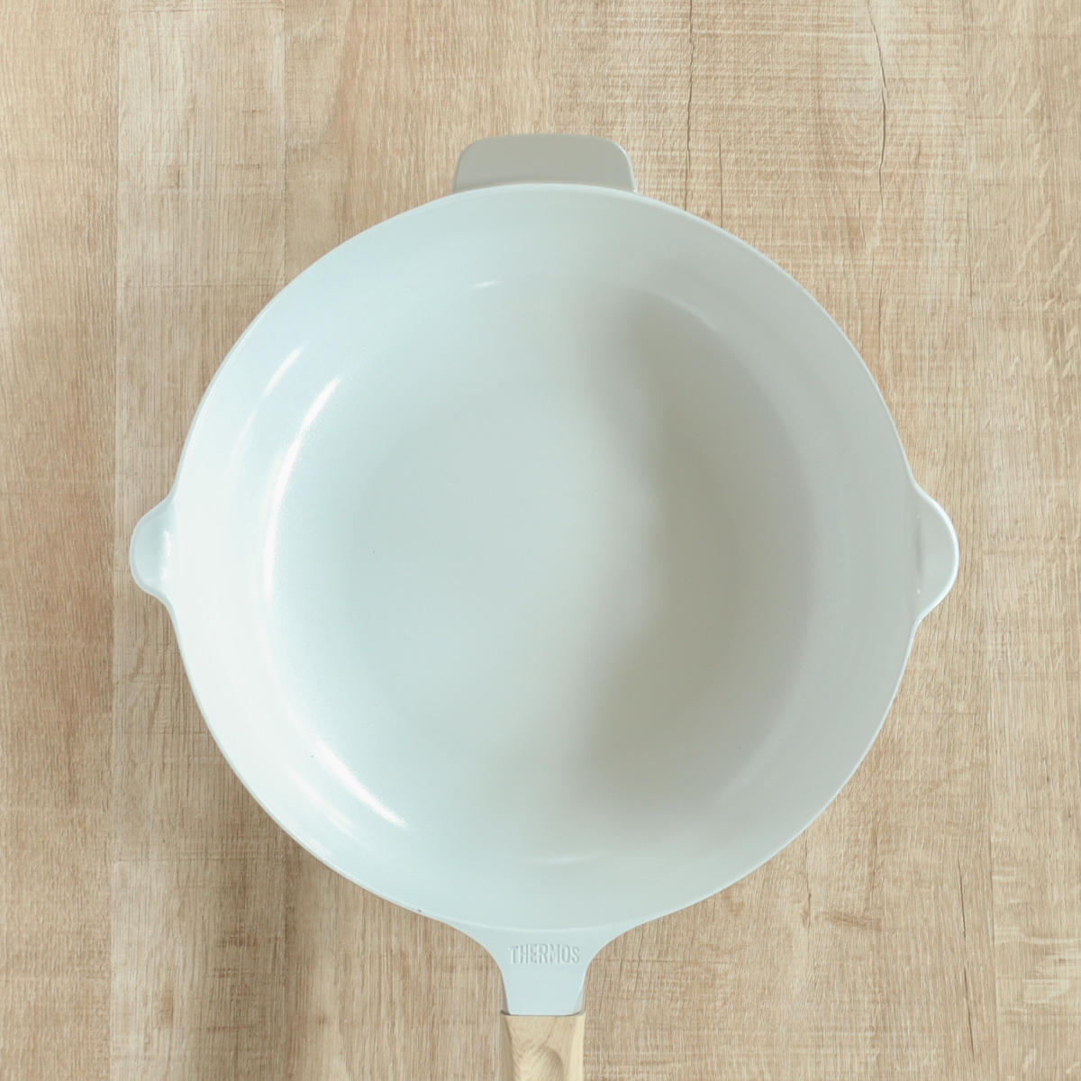 サーモス フライパン 28cm 深型 IH対応セラプロテクト セラミック マルチパン ( THERMOS ガス火対応 片手鍋 炒め鍋 セラミック加工 軽い 軽量 丈夫 長持ち PFOA&PFOSフリー セラプロテクトコート グレージュ 木目調ハンドル )