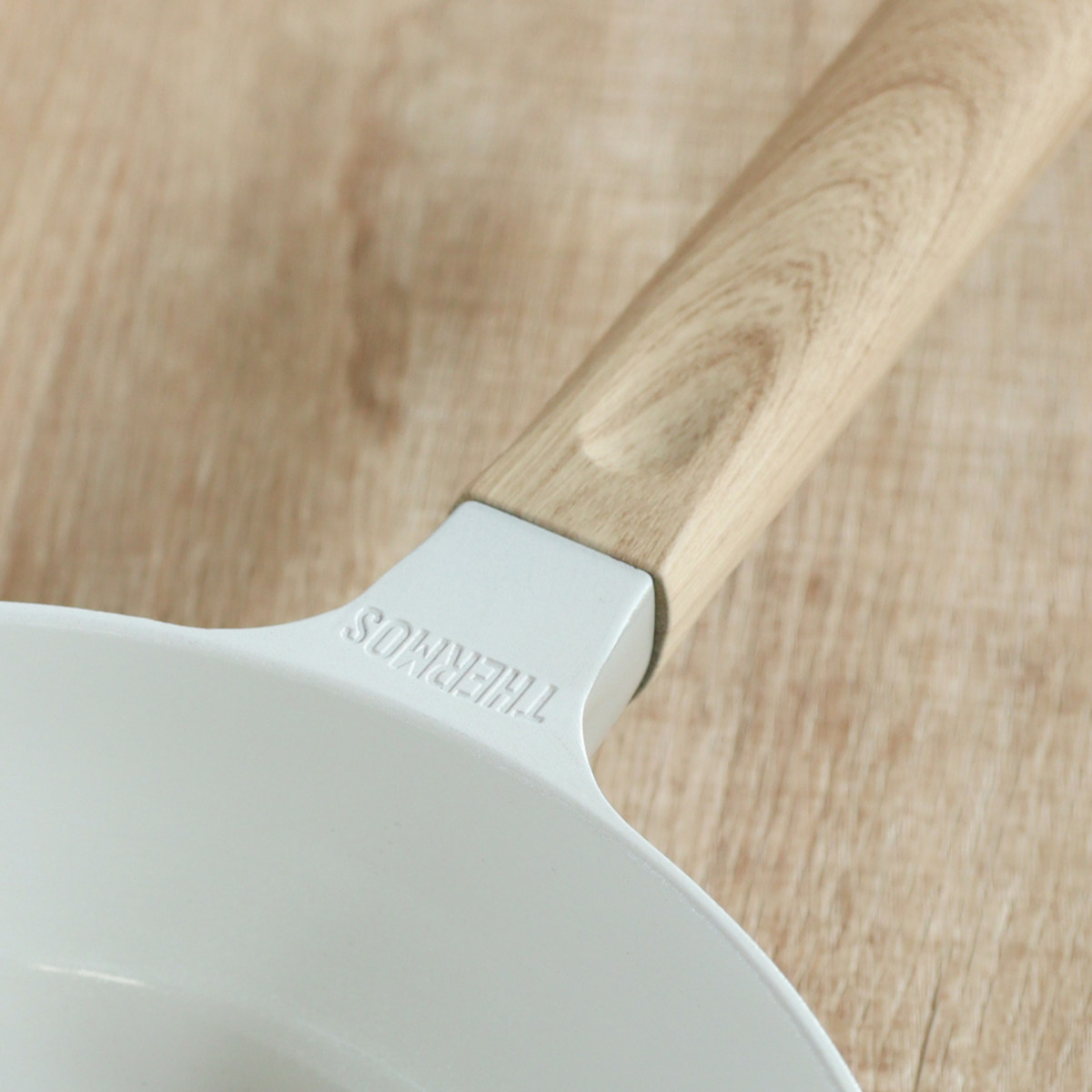 サーモス フライパン 28cm 深型 IH対応セラプロテクト セラミック マルチパン ( THERMOS ガス火対応 片手鍋 炒め鍋 セラミック加工 軽い 軽量 丈夫 長持ち PFOA&PFOSフリー セラプロテクトコート グレージュ 木目調ハンドル )