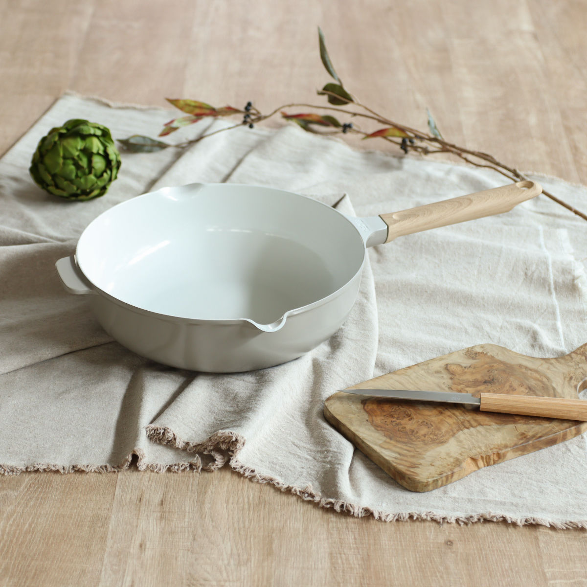 サーモス フライパン 28cm 深型 IH対応セラプロテクト セラミック マルチパン ( THERMOS ガス火対応 片手鍋 炒め鍋 セラミック加工 軽い 軽量 丈夫 長持ち PFOA&PFOSフリー セラプロテクトコート グレージュ 木目調ハンドル )