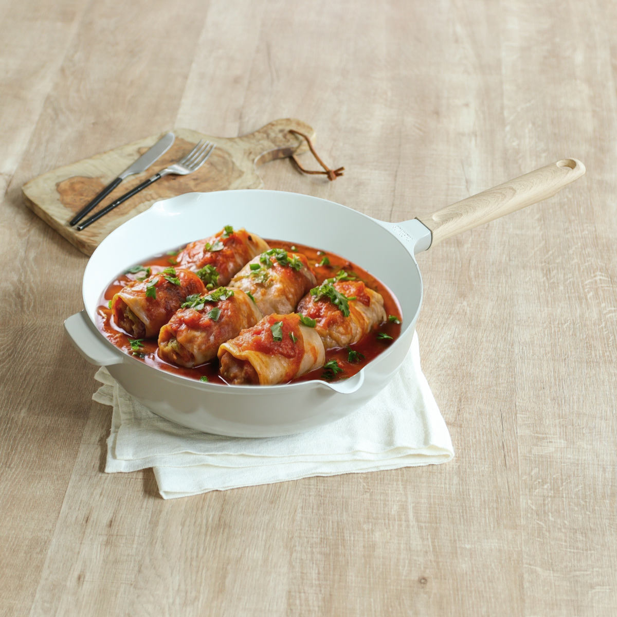 サーモス フライパン 28cm 深型 IH対応セラプロテクト セラミック マルチパン ( THERMOS ガス火対応 片手鍋 炒め鍋 セラミック加工 軽い 軽量 丈夫 長持ち PFOA&PFOSフリー セラプロテクトコート グレージュ 木目調ハンドル )