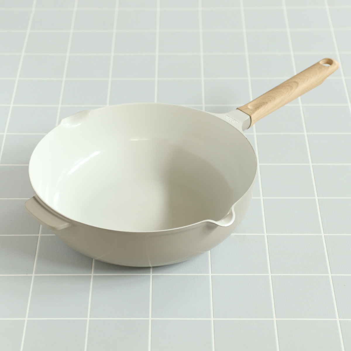 サーモス フライパン 28cm 深型 IH対応セラプロテクト セラミック マルチパン ( THERMOS ガス火対応 片手鍋 炒め鍋 セラミック加工 軽い 軽量 丈夫 長持ち PFOA&PFOSフリー セラプロテクトコート グレージュ 木目調ハンドル )