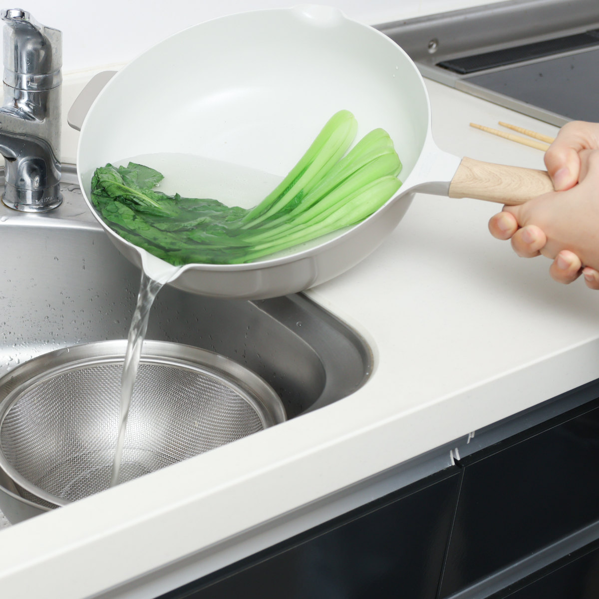 サーモス フライパン 28cm 深型 IH対応セラプロテクト セラミック マルチパン ( THERMOS ガス火対応 片手鍋 炒め鍋 セラミック加工 軽い 軽量 丈夫 長持ち PFOA&PFOSフリー セラプロテクトコート グレージュ 木目調ハンドル )