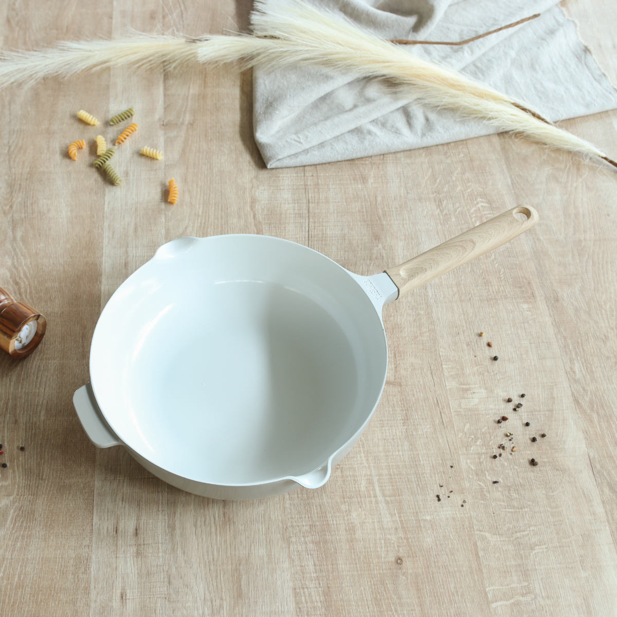 サーモス フライパン 28cm 深型 IH対応セラプロテクト セラミック マルチパン ( THERMOS ガス火対応 片手鍋 炒め鍋 セラミック加工 軽い 軽量 丈夫 長持ち PFOA&PFOSフリー セラプロテクトコート グレージュ 木目調ハンドル )