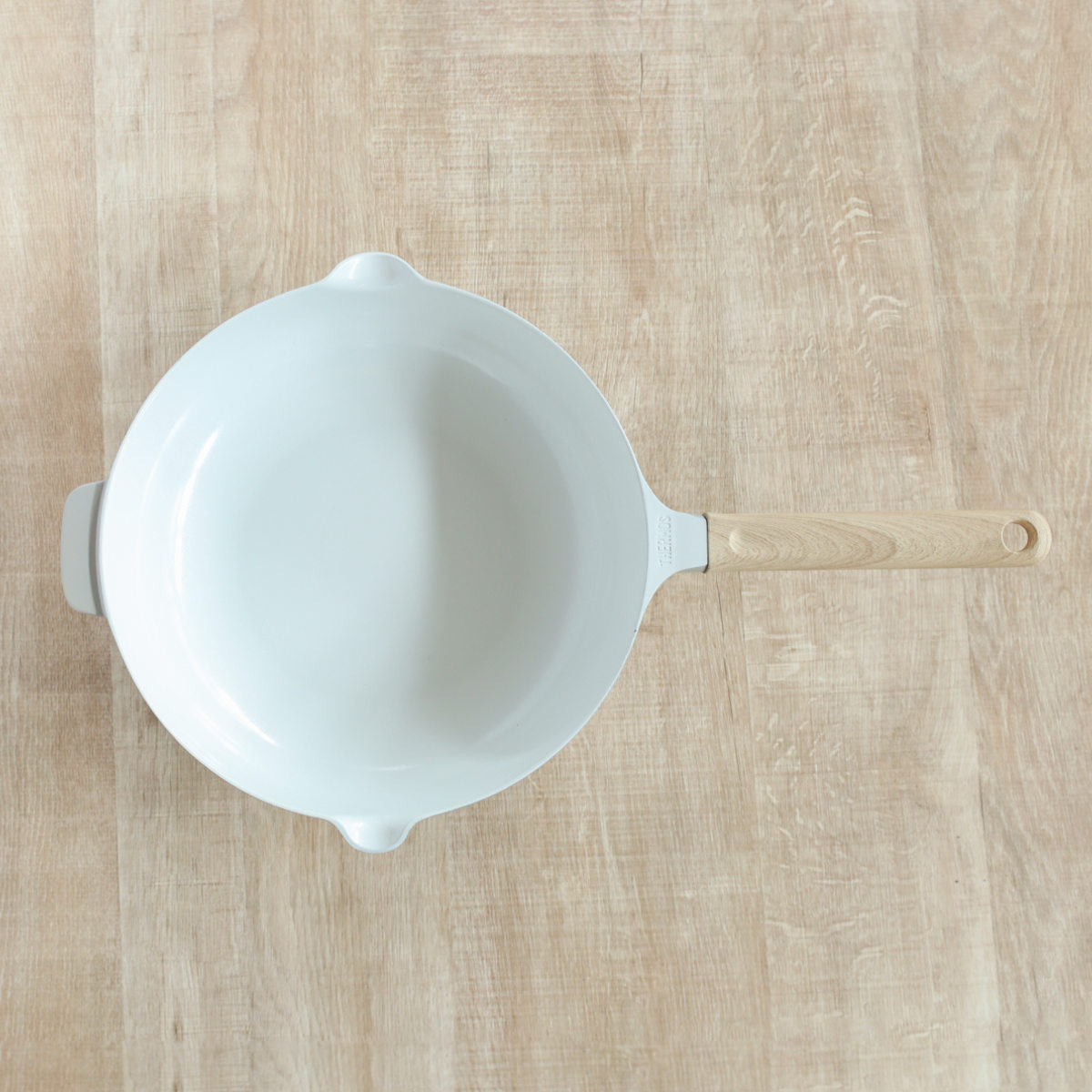 サーモス フライパン 28cm 深型 IH対応セラプロテクト セラミック マルチパン ( THERMOS ガス火対応 片手鍋 炒め鍋 セラミック加工 軽い 軽量 丈夫 長持ち PFOA&PFOSフリー セラプロテクトコート グレージュ 木目調ハンドル )