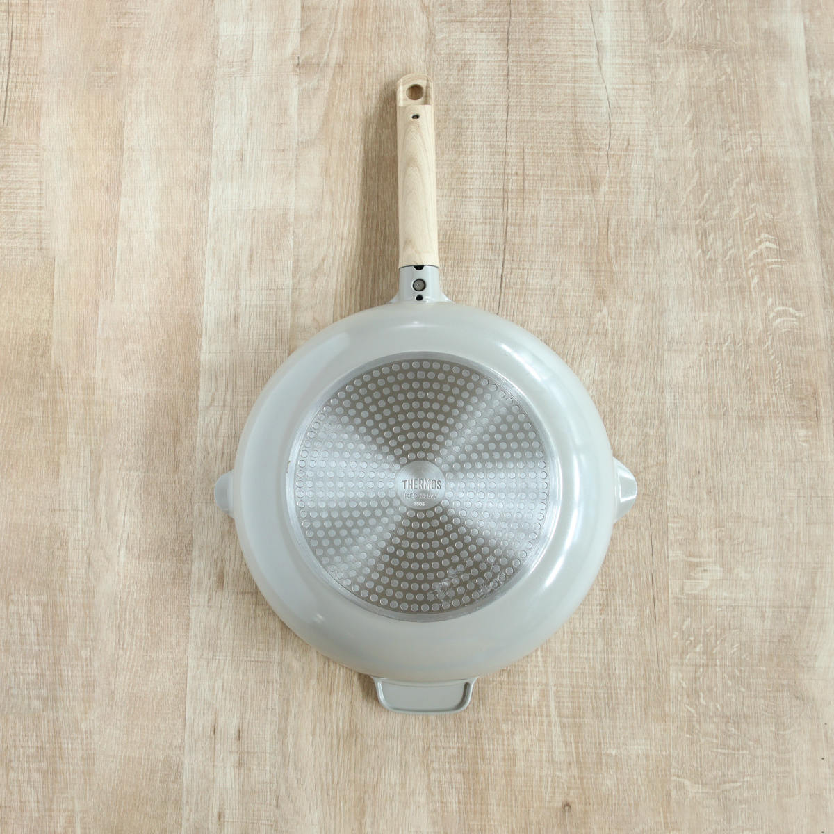 サーモス フライパン 28cm 深型 IH対応セラプロテクト セラミック マルチパン ( THERMOS ガス火対応 片手鍋 炒め鍋 セラミック加工 軽い 軽量 丈夫 長持ち PFOA&PFOSフリー セラプロテクトコート グレージュ 木目調ハンドル )