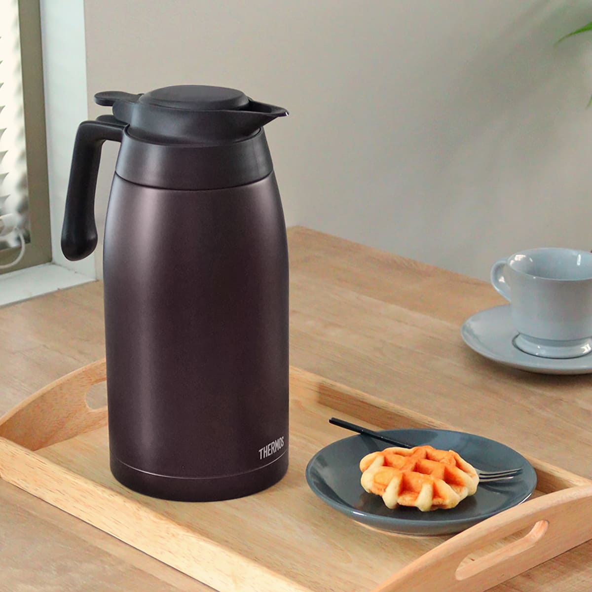 サーモス ポット 2L ステンレスポット ( THERMOS ステンレス 保温 保冷 食洗機対応 卓上ポット ステンレス製 おしゃれ ワンタッチ 魔法びん構造 広口設計 軽量 コンパクト 持ち運び 節約 ) 【ブラウン】 ブラウン