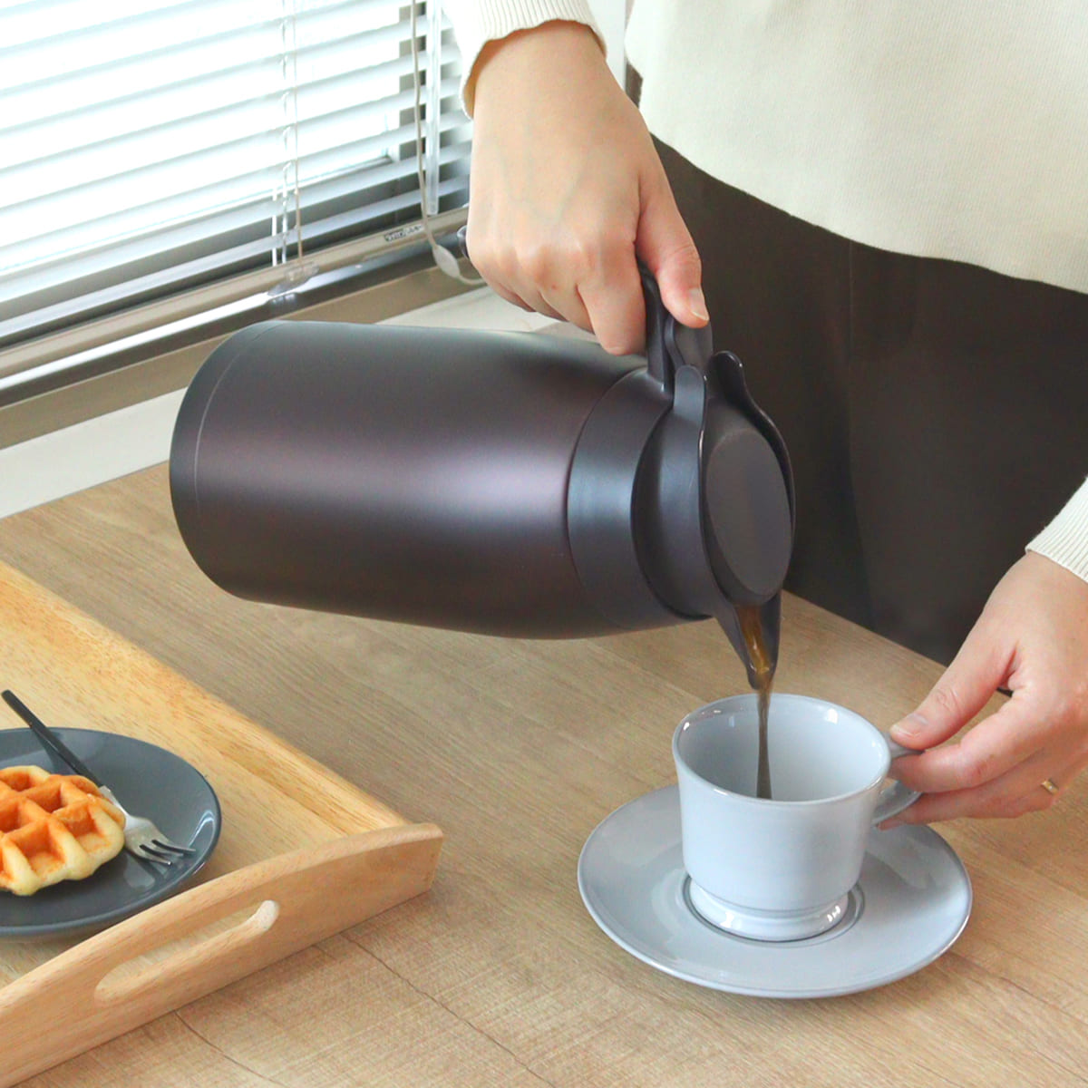 サーモス ポット 2L ステンレスポット ( THERMOS ステンレス 保温 保冷 食洗機対応 卓上ポット ステンレス製 おしゃれ ワンタッチ 魔法びん構造 広口設計 軽量 コンパクト 持ち運び 節約 ) 【ブラウン】 ブラウン