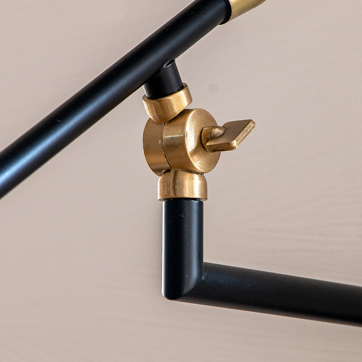 ウォールライト 1灯 LED電球付き DECKS アームウォールHALF 間接照明 gram eight グラムエイト ( ブラケットライト 壁掛け照明 階段照明 玄関ライト シンプル 廊下 キッチン リビング 壁掛け 壁面照明 無骨 スイッチ式 電球付き ) 【ボール球】 ボール球