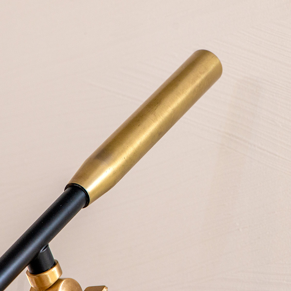 ウォールライト 1灯 LED電球付き DECKS アームウォールHALF 間接照明 gram eight グラムエイト ( ブラケットライト 壁掛け照明 階段照明 玄関ライト シンプル 廊下 キッチン リビング 壁掛け 壁面照明 無骨 スイッチ式 電球付き ) 【ボール球】 ボール球