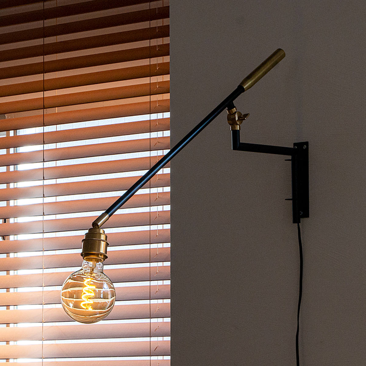 ウォールライト 1灯 LED電球付き DECKS アームウォールHALF 間接照明 gram eight グラムエイト ( ブラケットライト 壁掛け照明 階段照明 玄関ライト シンプル 廊下 キッチン リビング 壁掛け 壁面照明 無骨 スイッチ式 電球付き ) 【ボール球】 ボール球