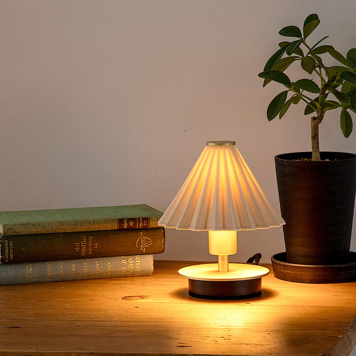 テーブルランプ ミニ LED電球付き ORIGAMI LAMP オリガミランプ 壁掛け可 gram eight グラムエイト ( ポータブルランプ コードレス 間接照明 卓上 PORTABLE ドリッパー ポータブルライト LED 充電プラグ付 卓上ライト ) 【マットピンク】 マットピンク