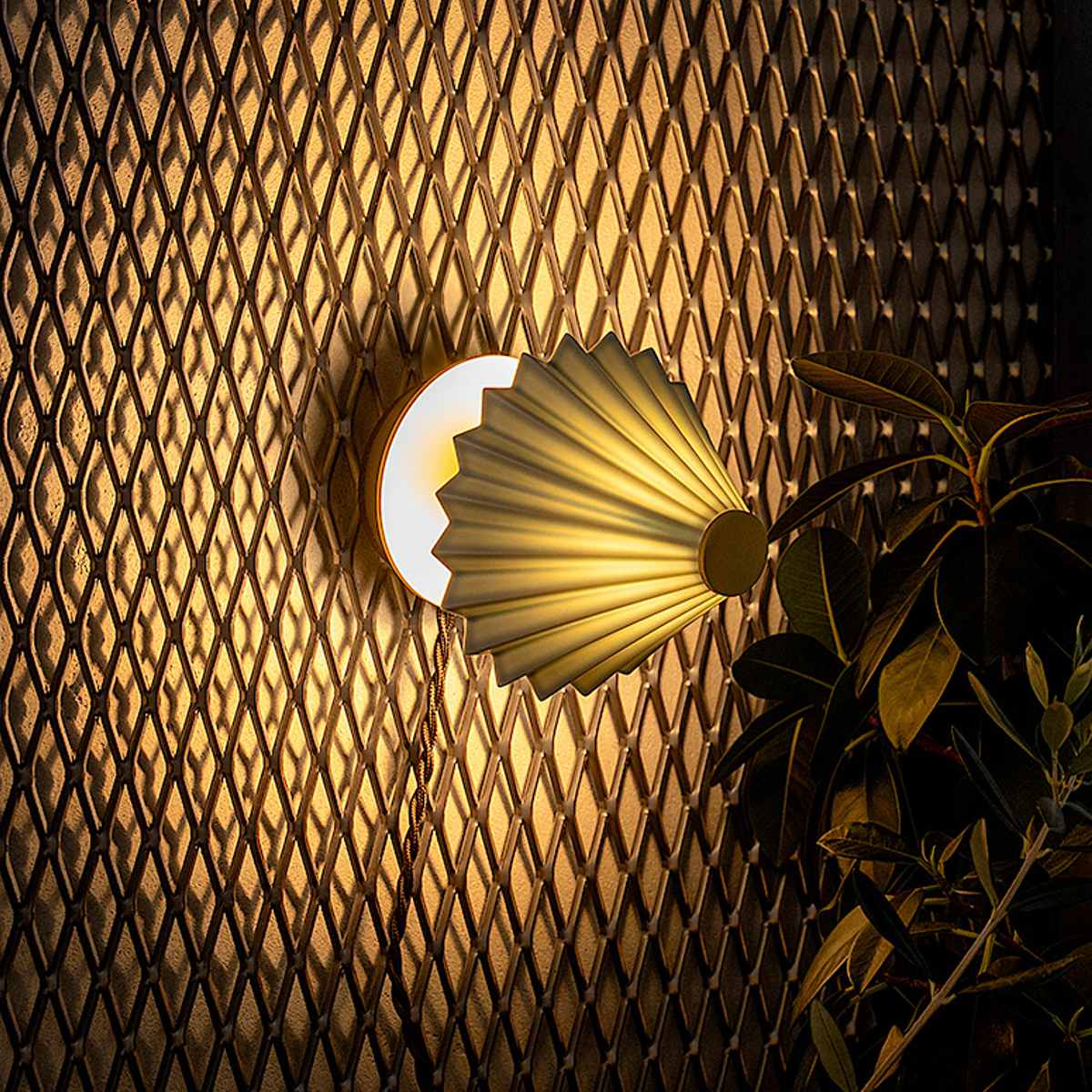 テーブルランプ ミニ LED電球付き ORIGAMI LAMP オリガミランプ 壁掛け可 gram eight グラムエイト ( ポータブルランプ コードレス 間接照明 卓上 PORTABLE ドリッパー ポータブルライト LED 充電プラグ付 卓上ライト ) 【マットピンク】 マットピンク