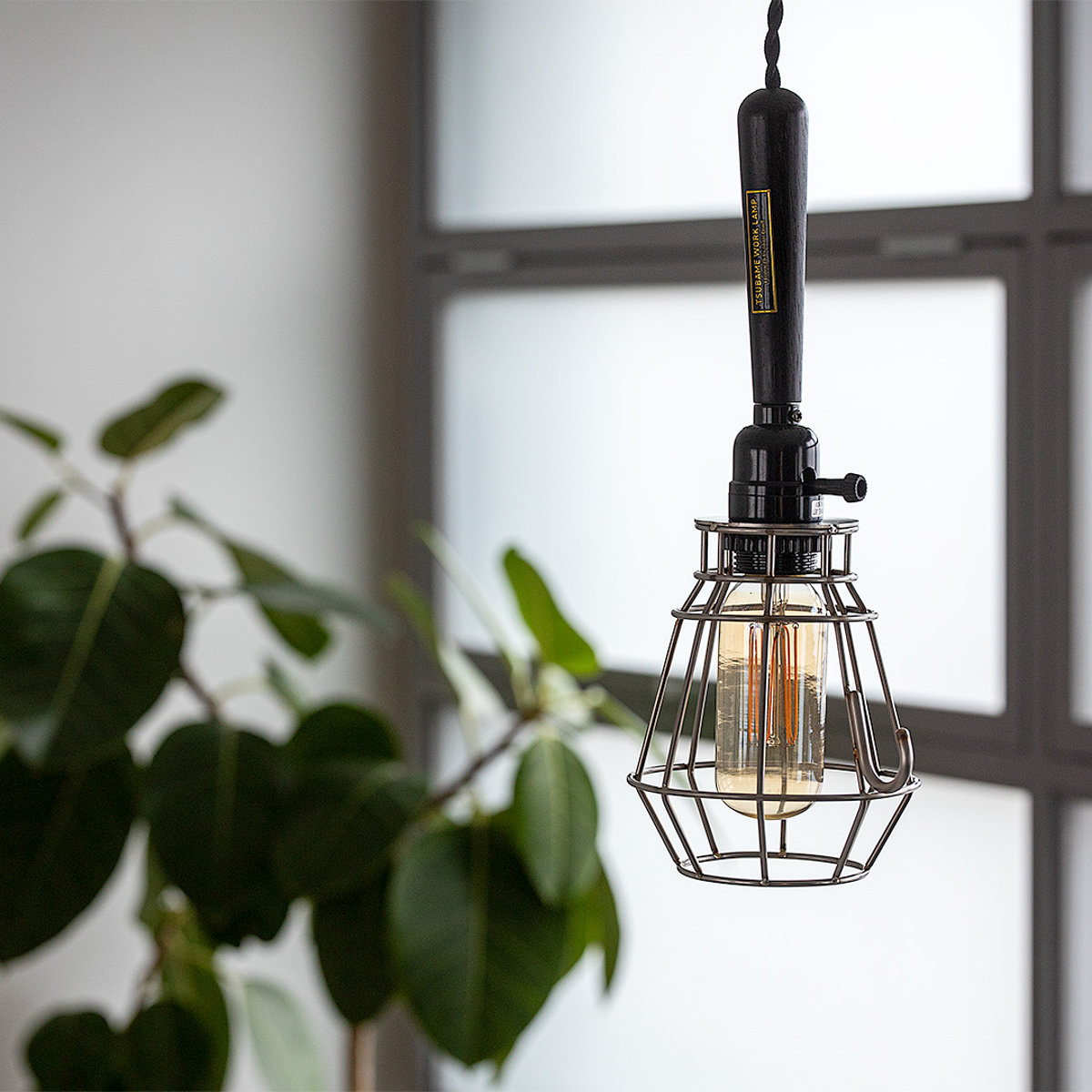 ペンダントライト 1灯 LED対応 ツバメ ワークランプ 引掛けシーリングタイプ gram eight グラムエイト ( ワイヤーランプ 照明 LED 引っ掛けシーリング 無骨 新潟 燕市 職人 木製ソケット 異素材 ライト トイレ おしゃれ ステンレス ) 【シルバー】 シルバー