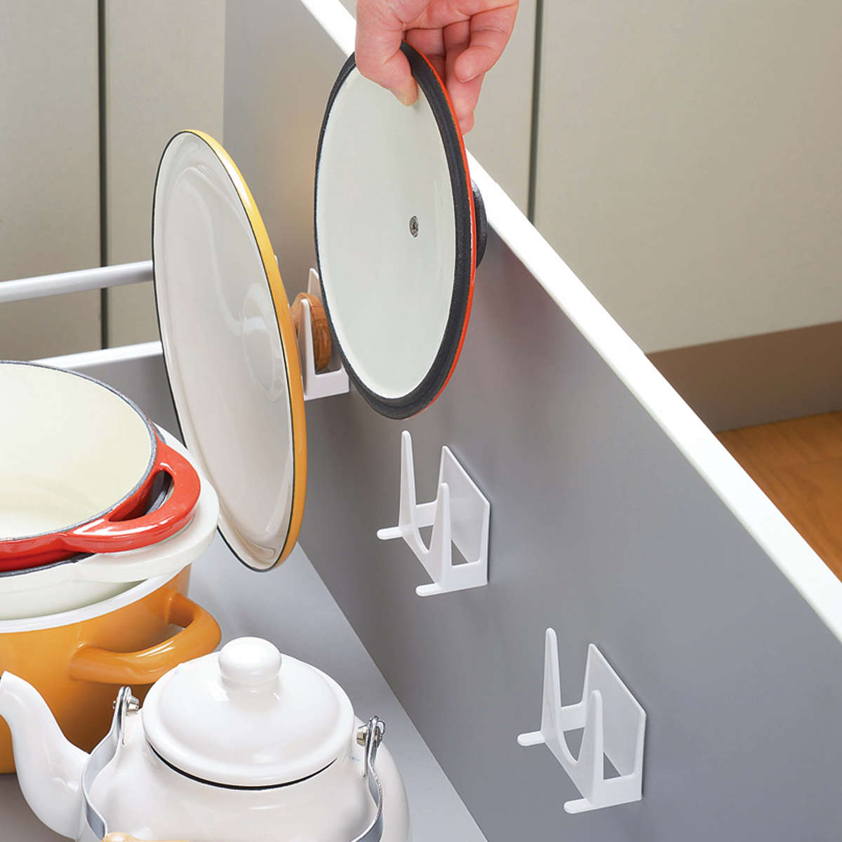 鍋ふた 収納 鍋の蓋掛け リッド 4個組 シンク下 （ 鍋蓋フック 鍋蓋ホルダー 鍋フタ フライパン蓋 スタンド 日本製 鍋蓋ラック コンパクト 目立たない 引出し 内側 粘着テープ 浮かせて収納 ）