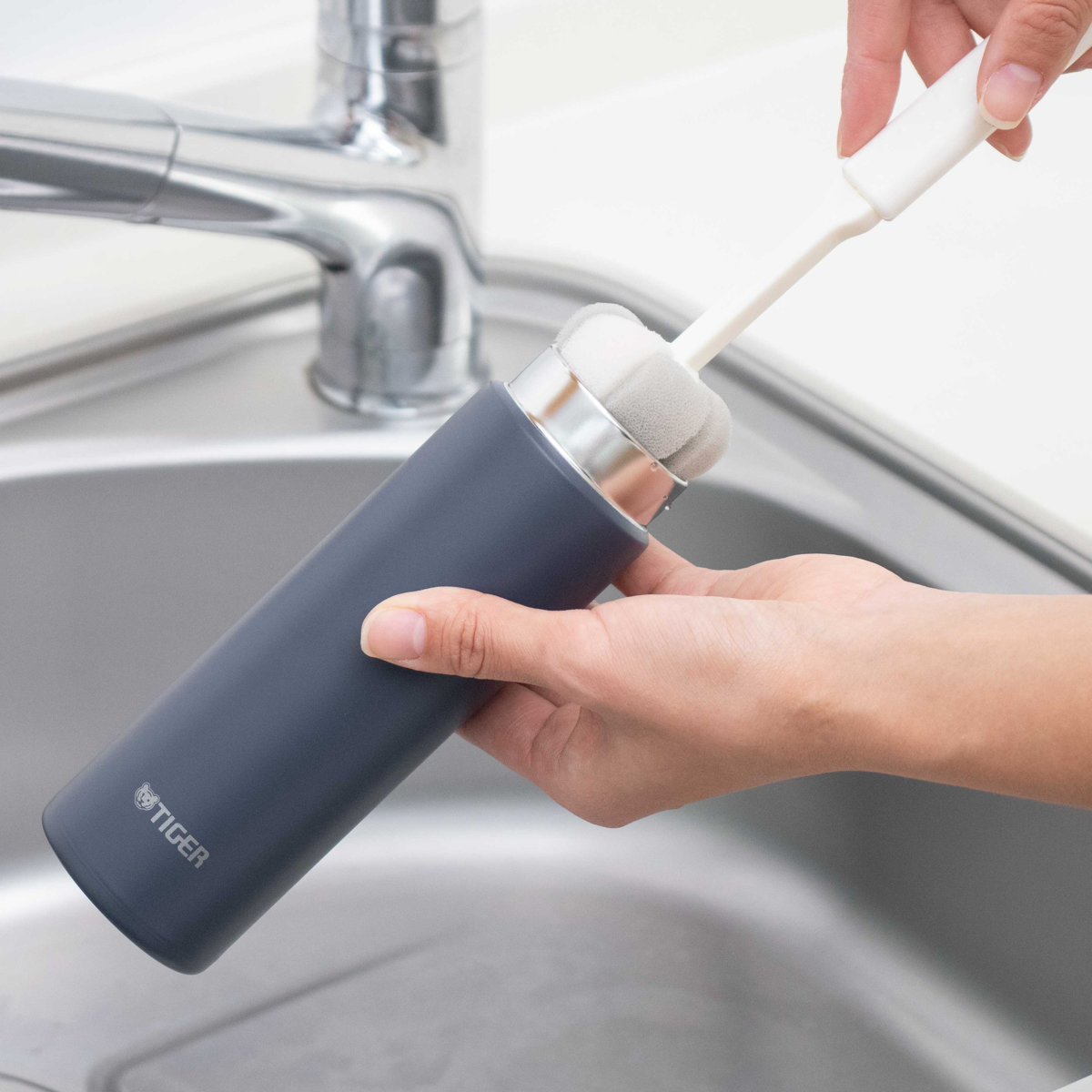 タイガー 水筒 300ml 真空断熱ボトル スリムマグ MMP-W031 ( タイガー魔法瓶 保温 保冷 パッキン一体 食洗機対応 マグボトル 直飲み おしゃれ マグ スリム 軽量 ステンレス 真空二重構造 ボトル スポーツ飲料対応 食洗機OK ) 【アイボリー】 アイボリー