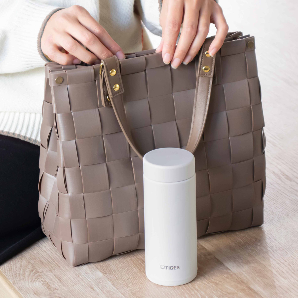 タイガー 水筒 350ml 真空断熱ボトル スクリューマグ MMZ-W351 ( タイガー魔法瓶 保温 保冷 パッキン一体 食洗機対応 マグボトル 直飲み おしゃれ マグ スリム 軽量 ステンレス 真空二重構造 ボトル スポーツ飲料対応 食洗機OK ) 【オフホワイト】 オフホワイト