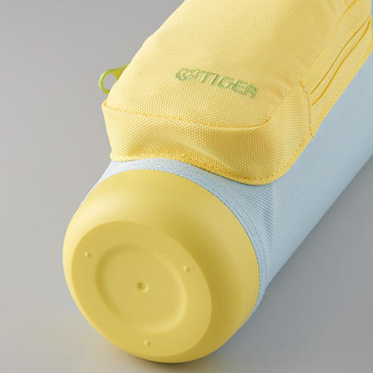 タイガー 水筒 350ml 真空断熱ボトル キッズボトル MTA-A035 ( TIGER 保冷 保温 直飲み 子供用水筒 ワンタッチ 軽い 抗菌 子供 ポーチ付き スポーツ飲料OK 直のみ 軽量 幼稚園 保育園 子供用 抗菌加工 ハンドル付 ) 【イエローブルー】 イエローブルー