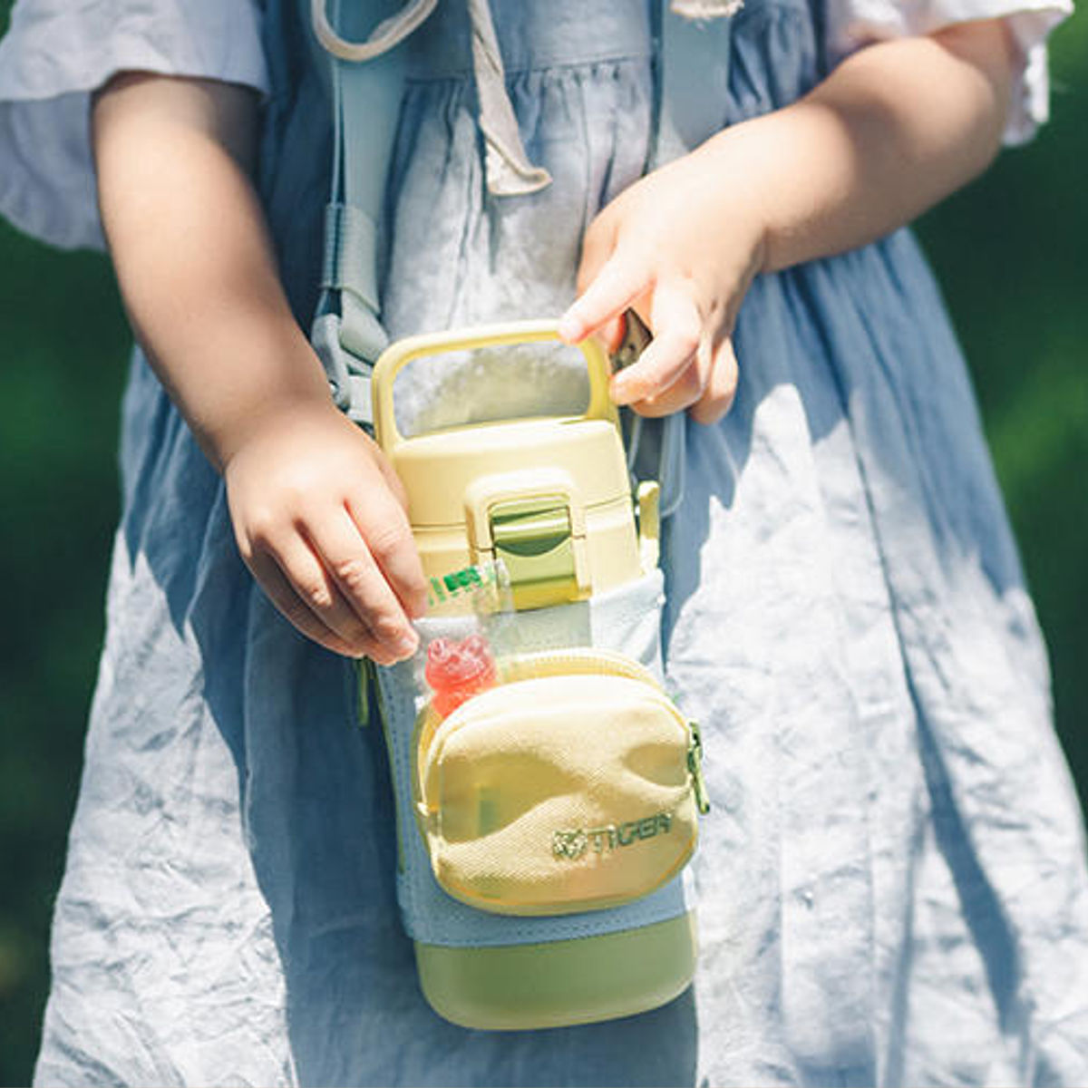 タイガー 水筒 500ml 真空断熱ボトル キッズボトル MTA-A050 ( TIGER 保冷 保温 直飲み 子供用水筒 ワンタッチ 軽い 抗菌 子供 ポーチ付き スポーツ飲料OK 直のみ 軽量 幼稚園 保育園 子供用 抗菌加工 ハンドル付 ) 【パープルプラム】 パープルプラム