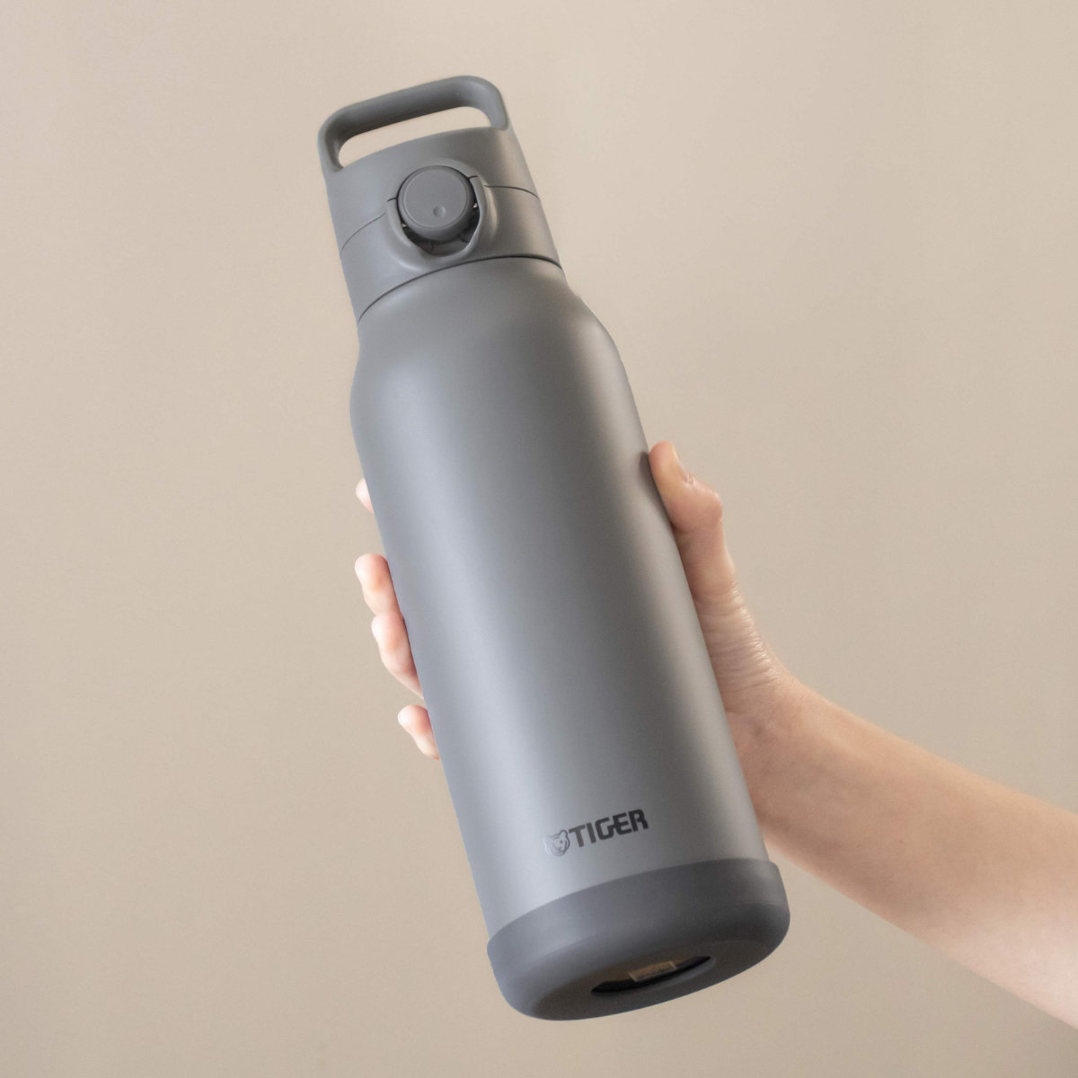 タイガー 水筒 1.2L 真空断熱ボトル スポーツボトル 保冷専用 MTA-H120 ( タイガー魔法瓶 マグ 直飲み 保冷 パッキン一体 スポーツ飲料対応 直のみ ワンプッシュ マイボトル マグボトル ステンレスボトル ハンドル 軽量 ) 【ダブグレー】 ダブグレー