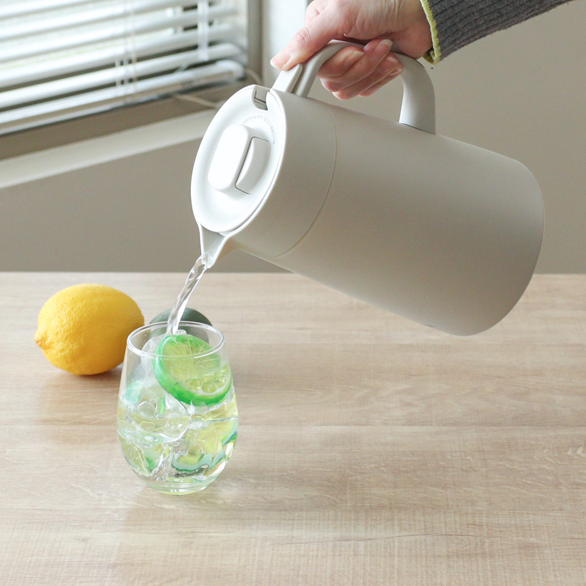 タイガー ポット プッシュレバー ( 1.6L ステンレスポット 魔法瓶 真空断熱 保温 保冷 卓上ポット 持ち運び ハンドル付き おしゃれ スタイリッシュ 北欧 モダン ) 【イーグレットホワイト】 イーグレットホワイト