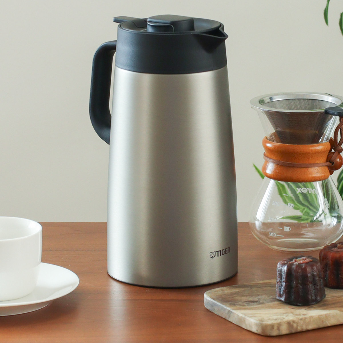 タイガー ポット プッシュレバー ( 1.6L ステンレスポット 魔法瓶 真空断熱 保温 保冷 卓上ポット 持ち運び ハンドル付き おしゃれ スタイリッシュ 北欧 モダン ) 【イーグレットホワイト】 イーグレットホワイト