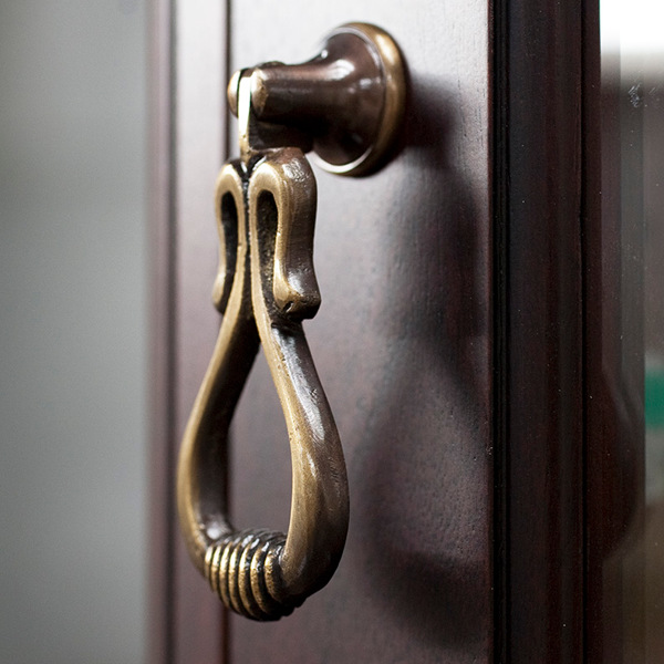 キュリオ ショーケース クラシック調 猫脚 フルール 幅55cm ( 開梱設置 ガラスキャビネット ディスプレイラック 飾り棚 完成品 姫系 キャビネット ラック ガラス ミラー ディスプレイ インテリア 白 ブラウン おしゃれ ) 【ダークブラウン】 ダークブラウン