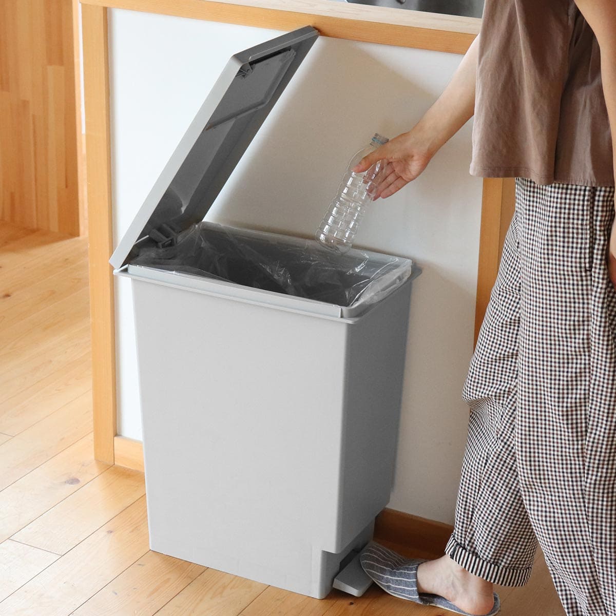 ゴミ箱 45L 同色3個セット ペダル ユニード プッシュ&ペダル ( 45リットル ふた付き 分別キッチン ダストボックス スリム 分別ゴミ箱 棚下 カウンター下 縦型 角型 ペダルペール 蓋付き シンプル おしゃれ ) 【チャコールブラック】 チャコールブラック